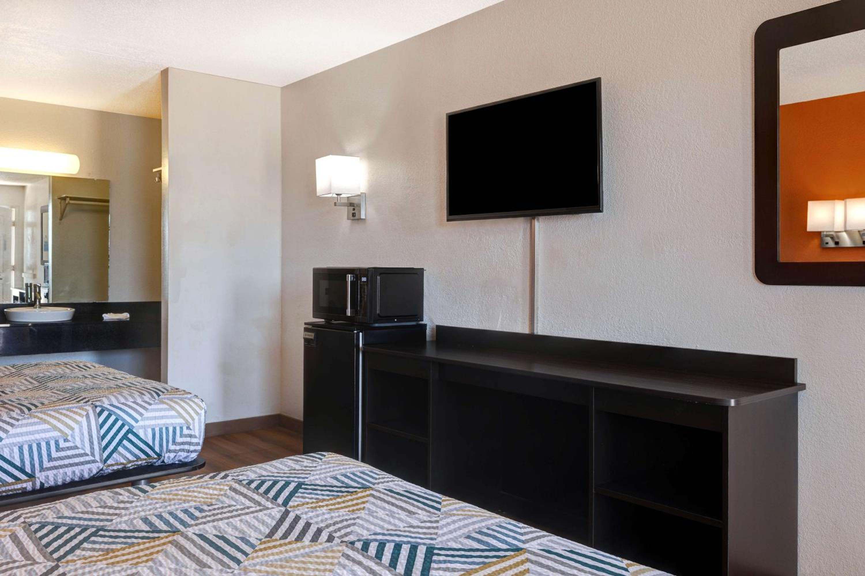 Deluxe Queen Room with Two Queen Beds - Non-Smoking photo 3