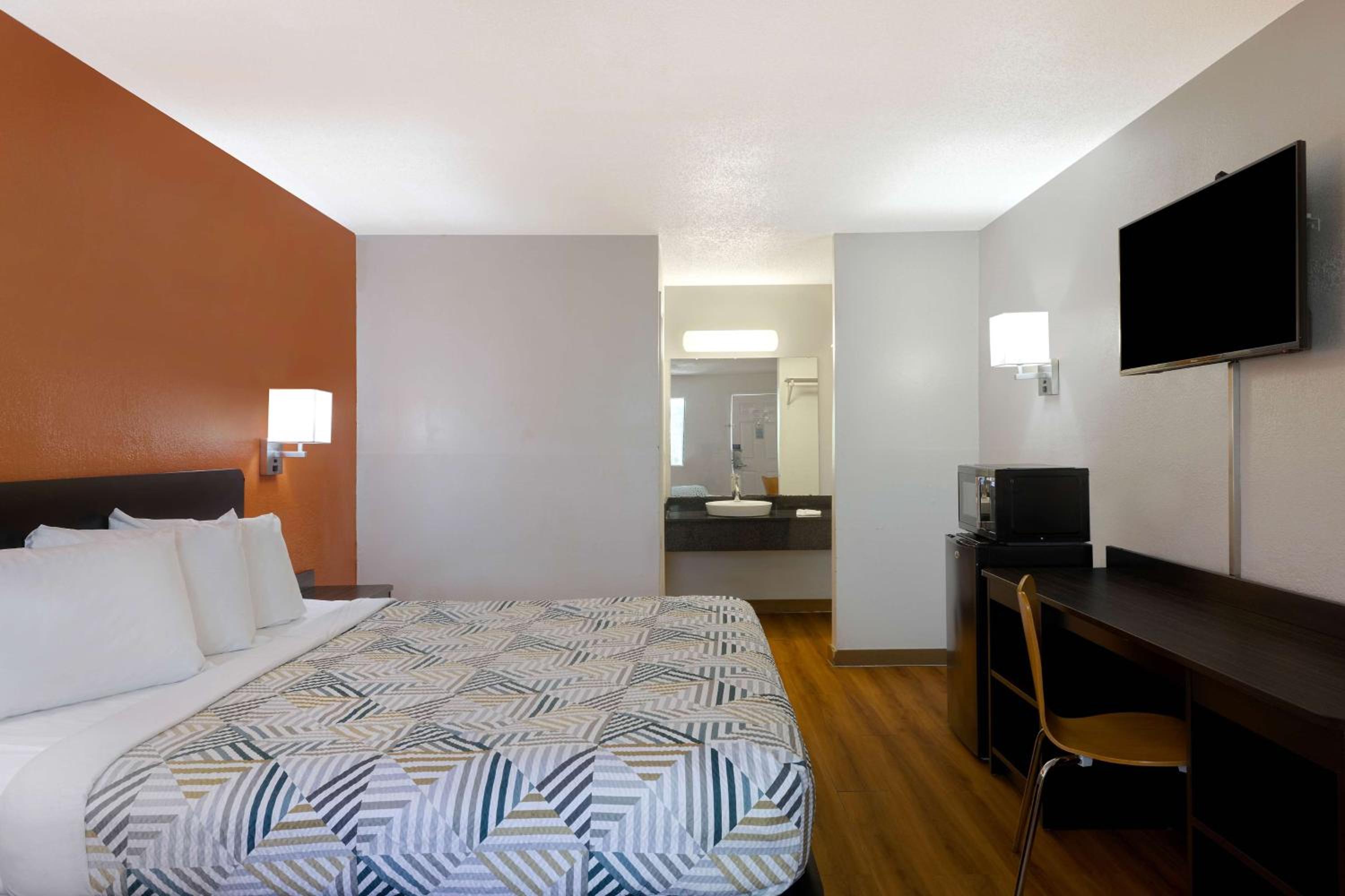 Deluxe King Room - Non-Smoking photo 1