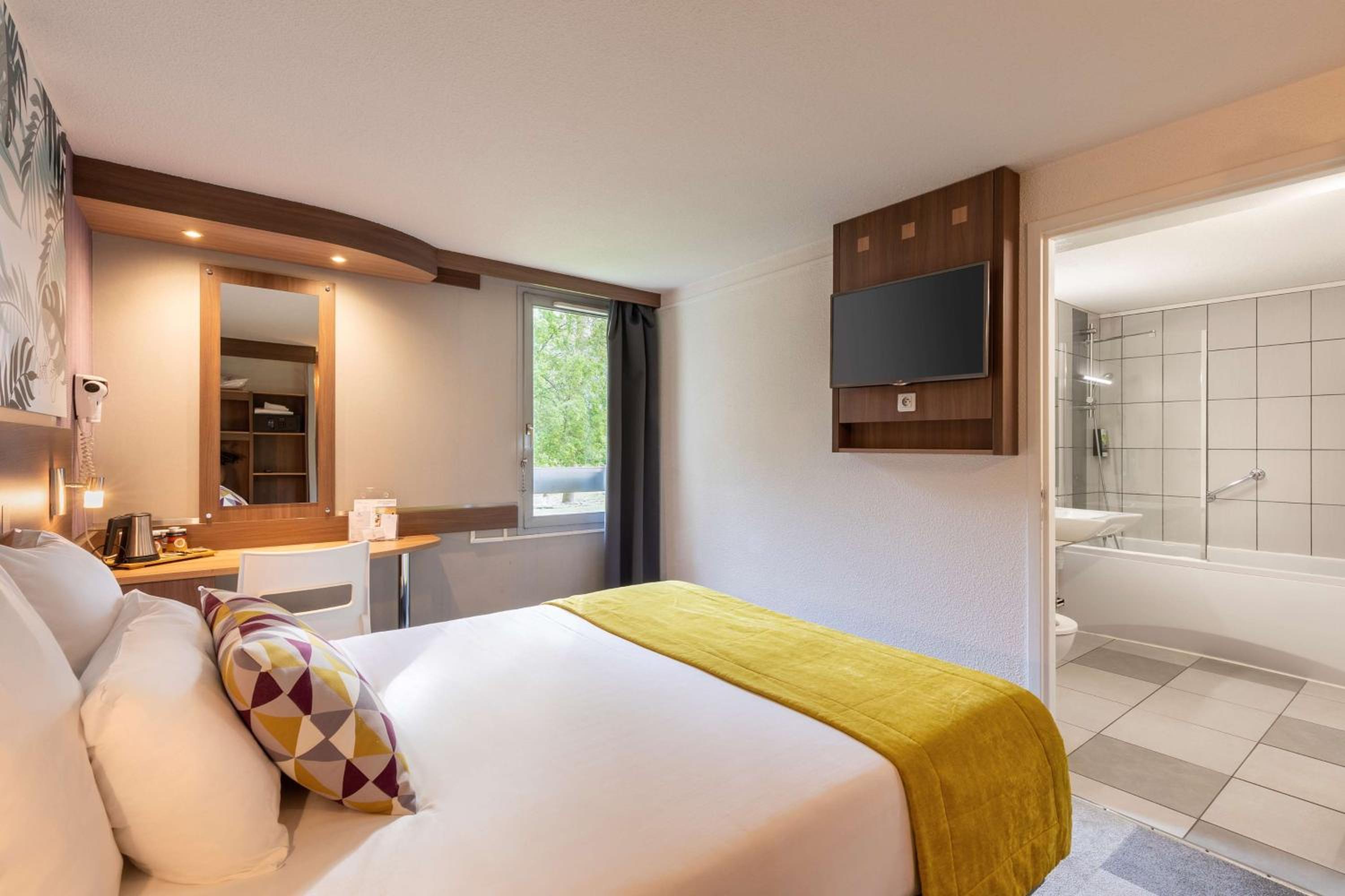 Standard Queen Room with Garden View  - Photo 13