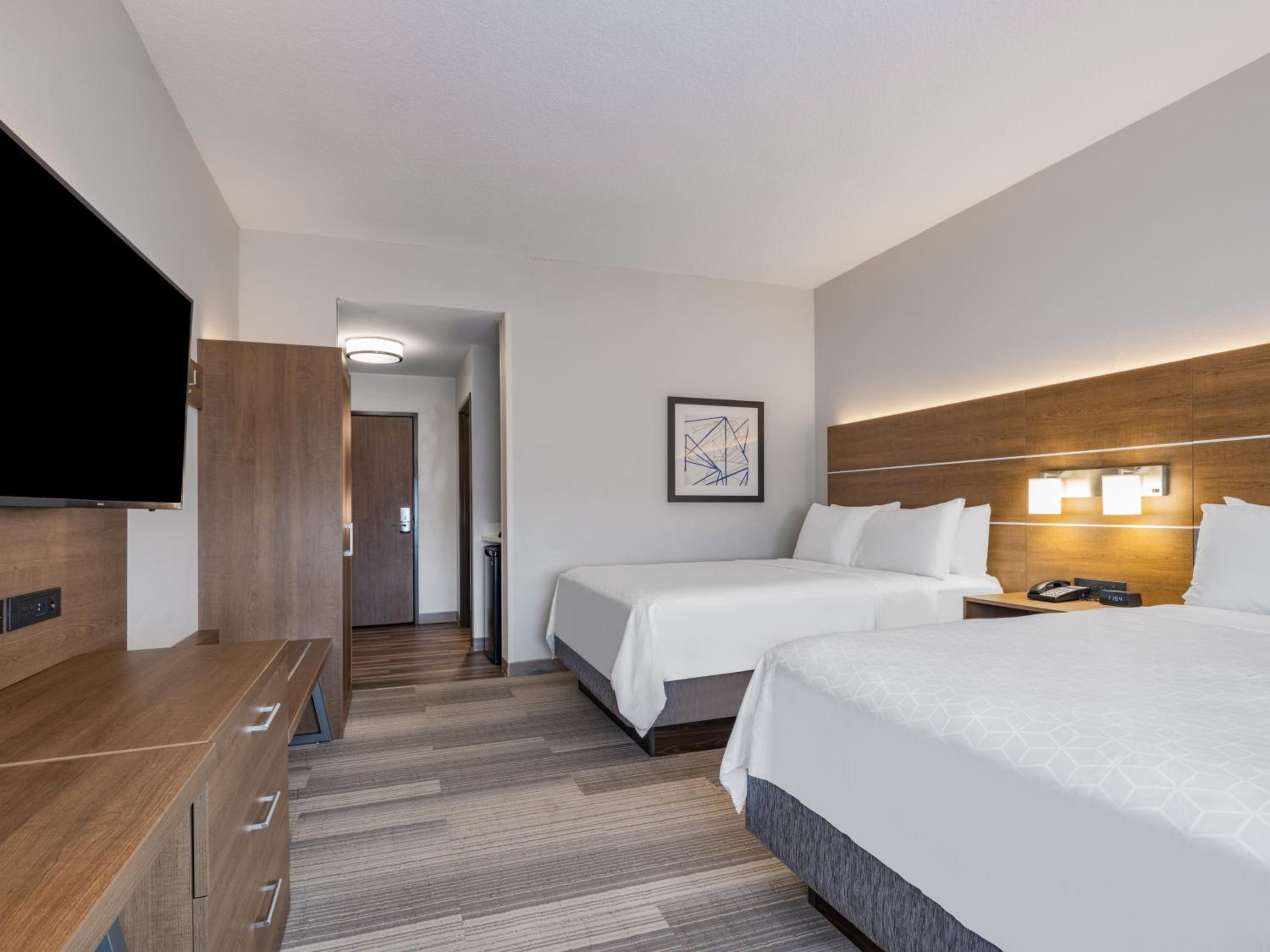 Standard Room with Two Queen Beds - Photo 5