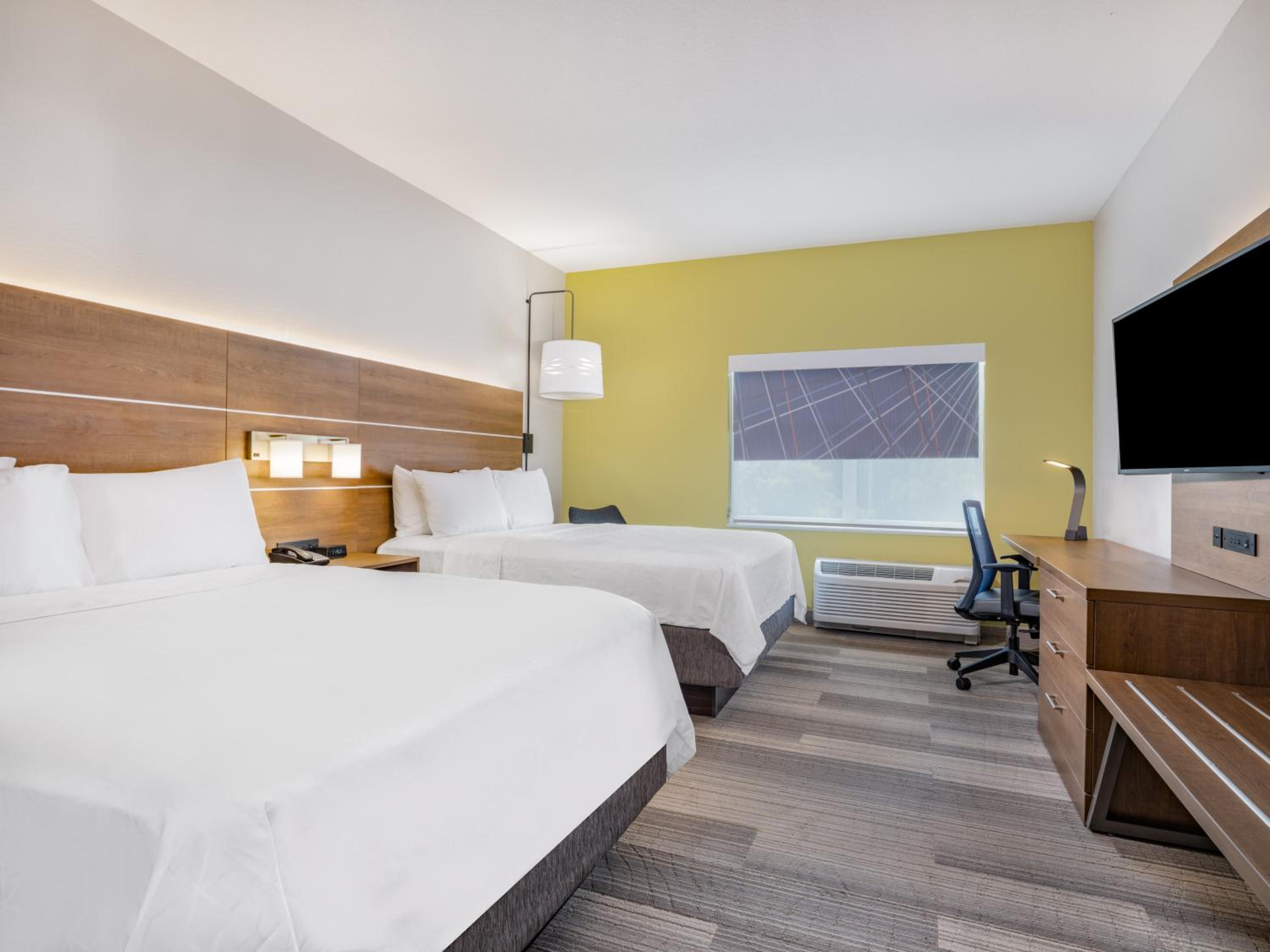 Standard Room with Two Queen Beds - Photo 2