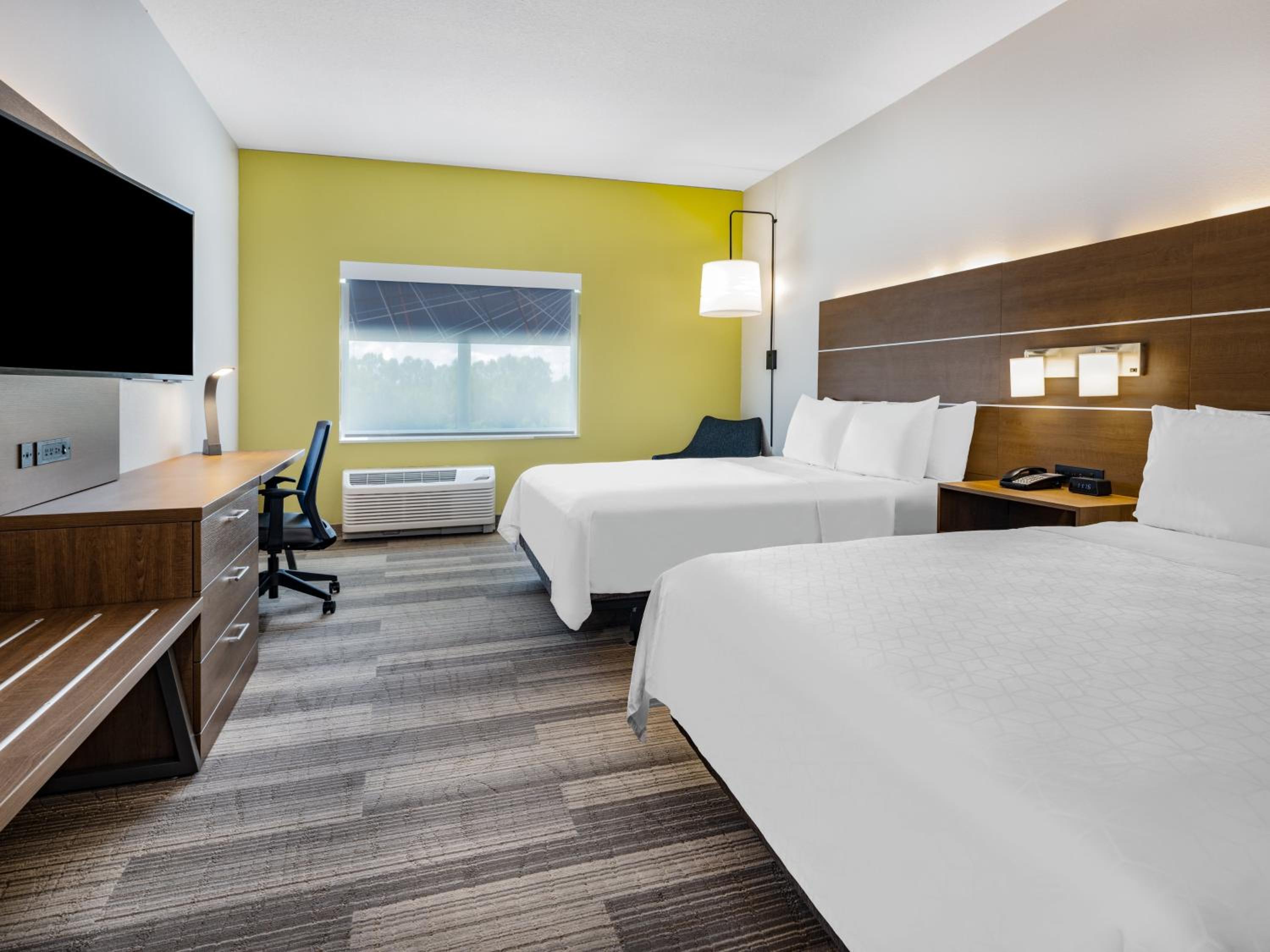 Standard Room with Two Queen Beds - Photo 6