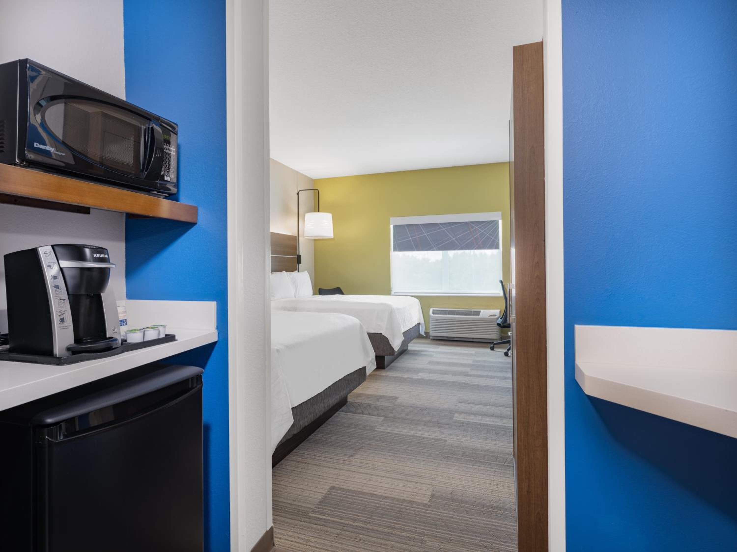 Standard Room with Two Queen Beds - Photo 4