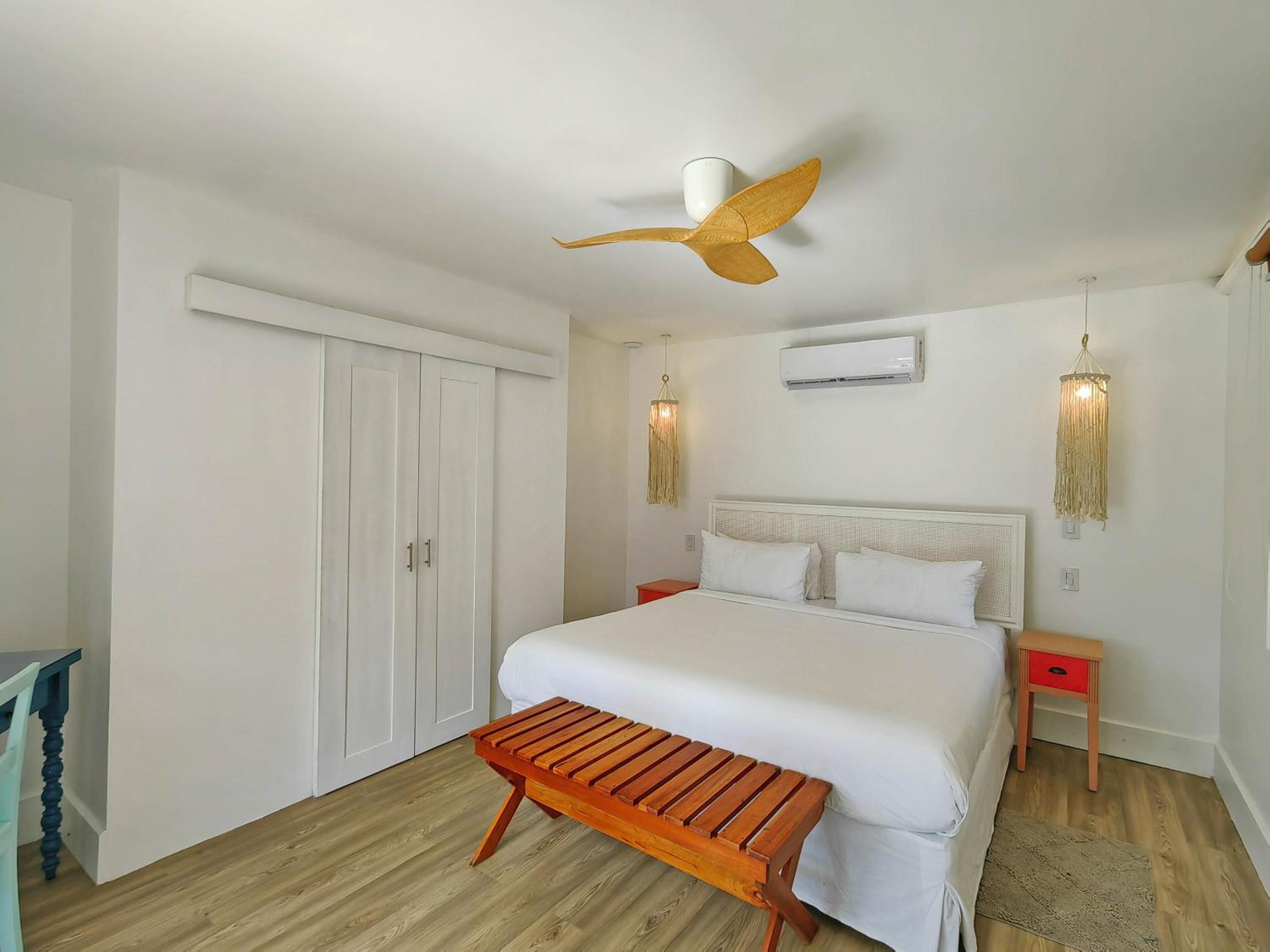 Papi Brown Room - King Bed