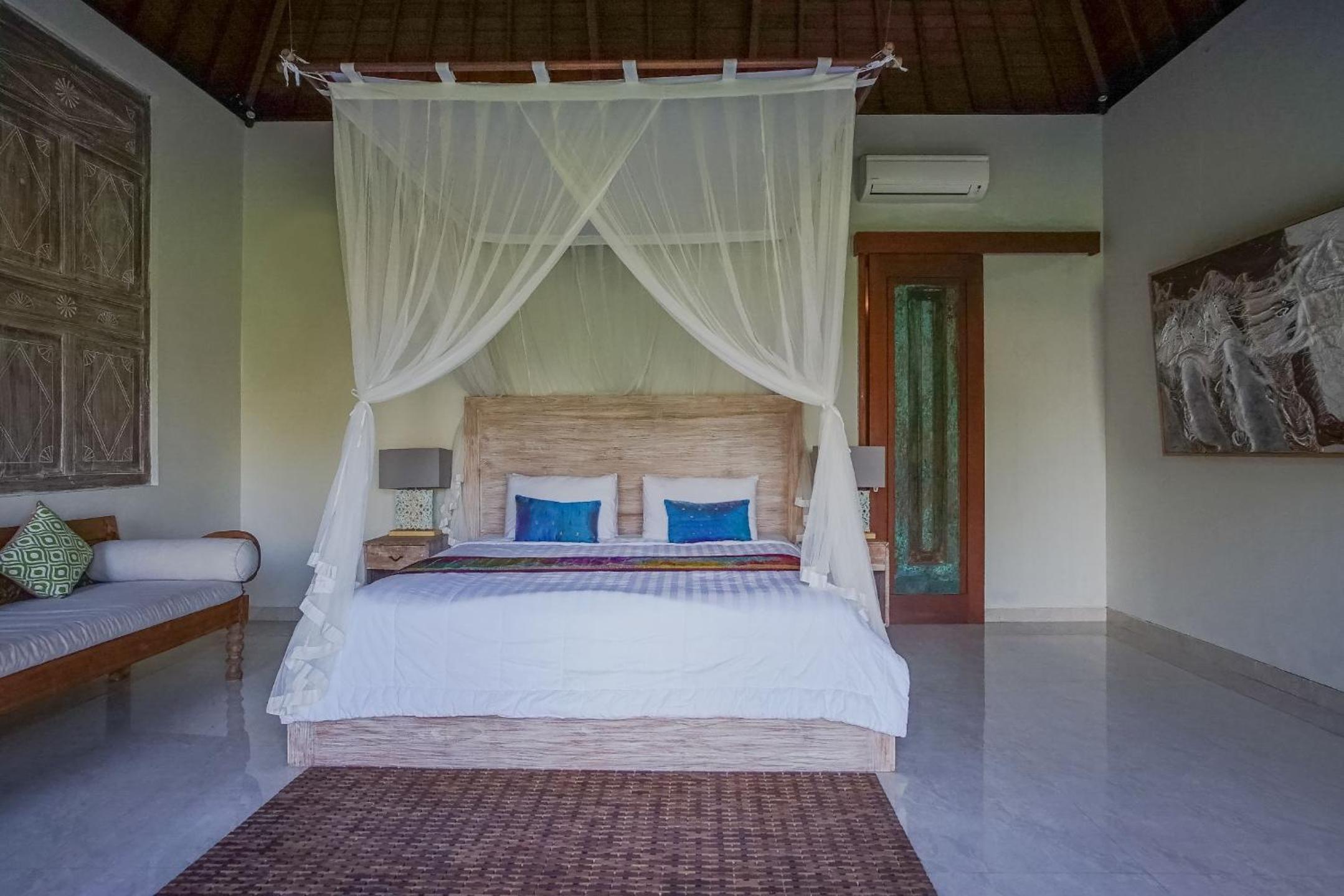 Villa with Private Pool - Photo 12