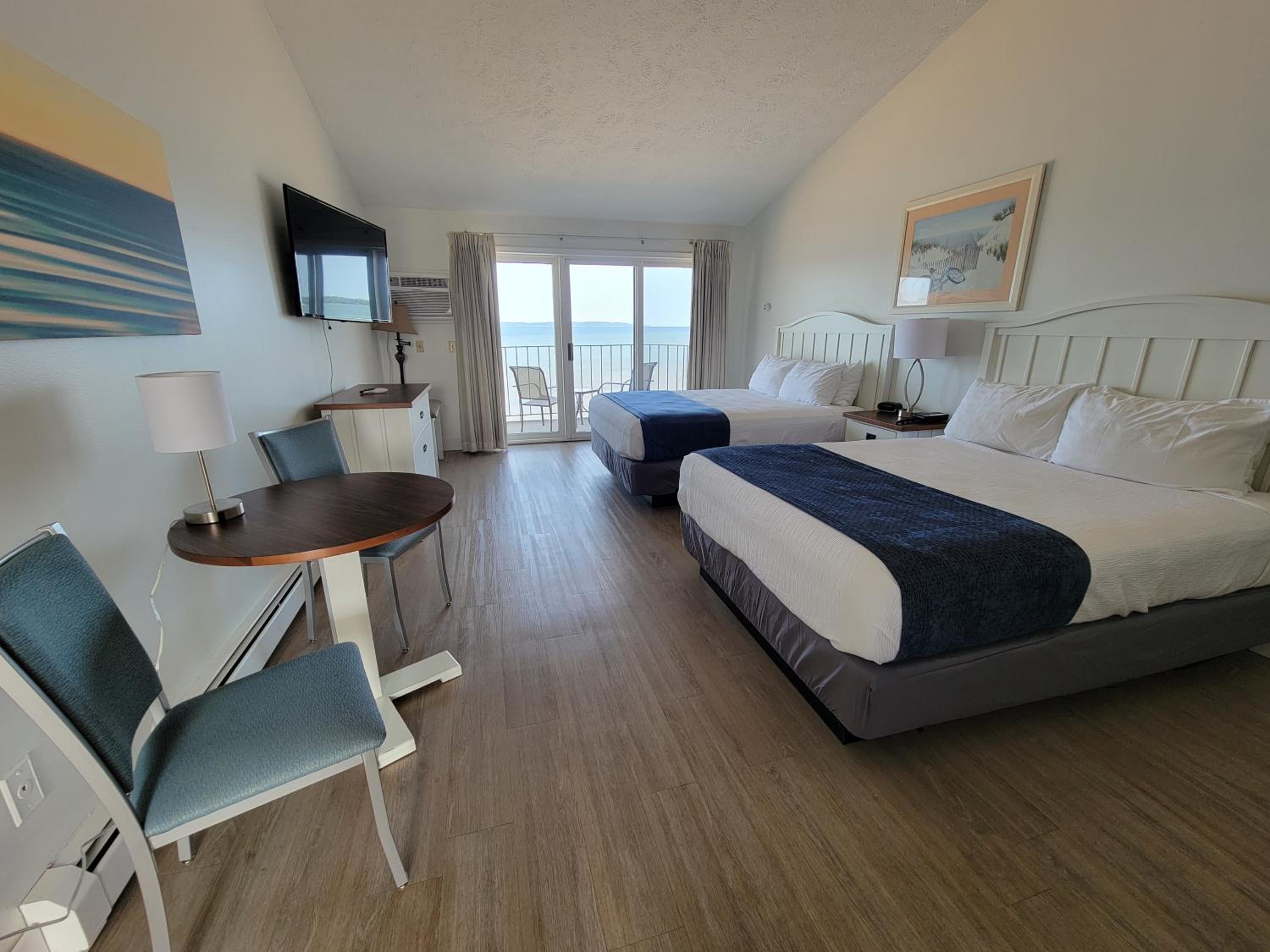 Queen Room with Two Queen Beds and Spa Bath photo 1