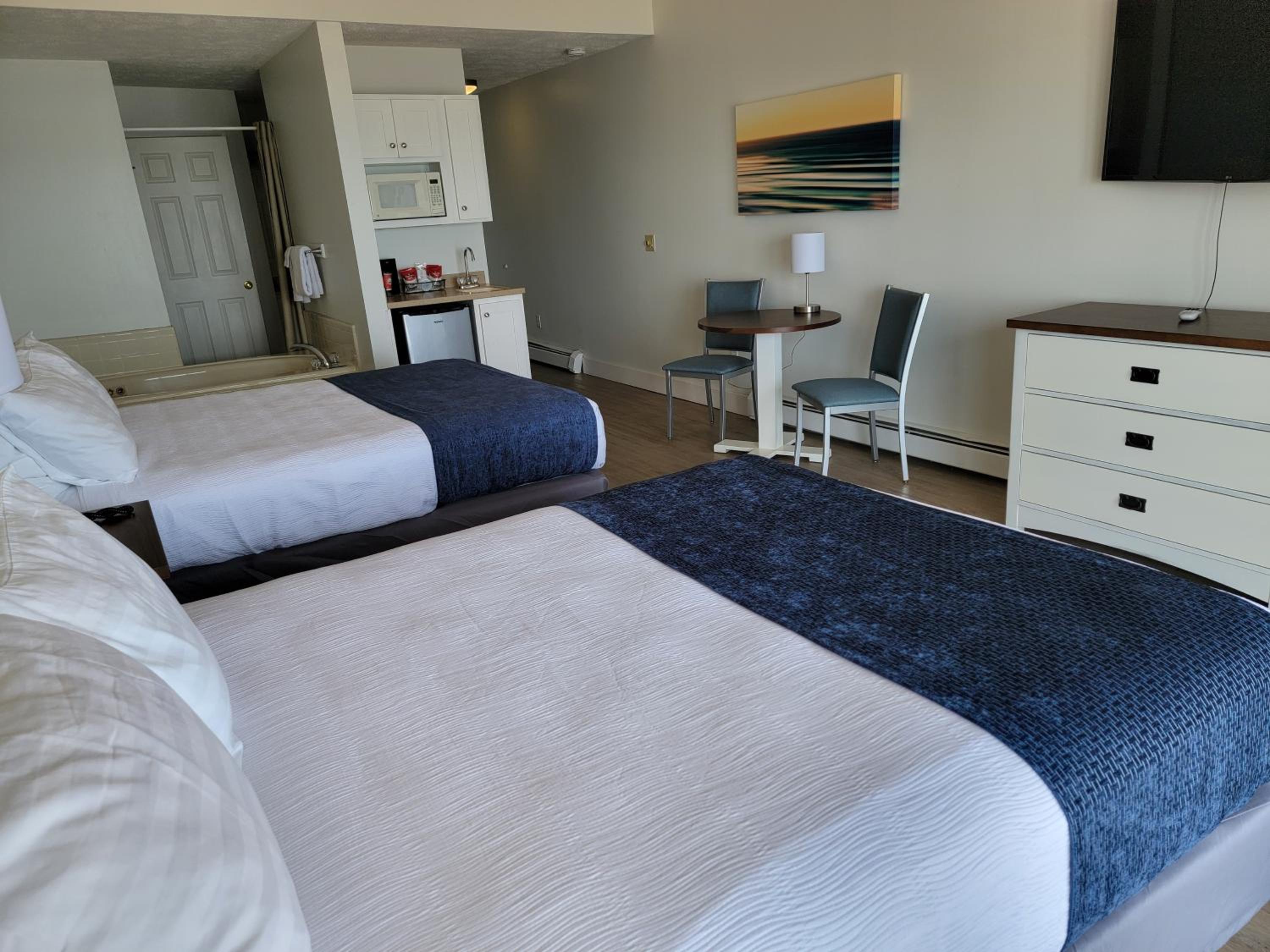 Queen Room with Two Queen Beds and Spa Bath photo 3