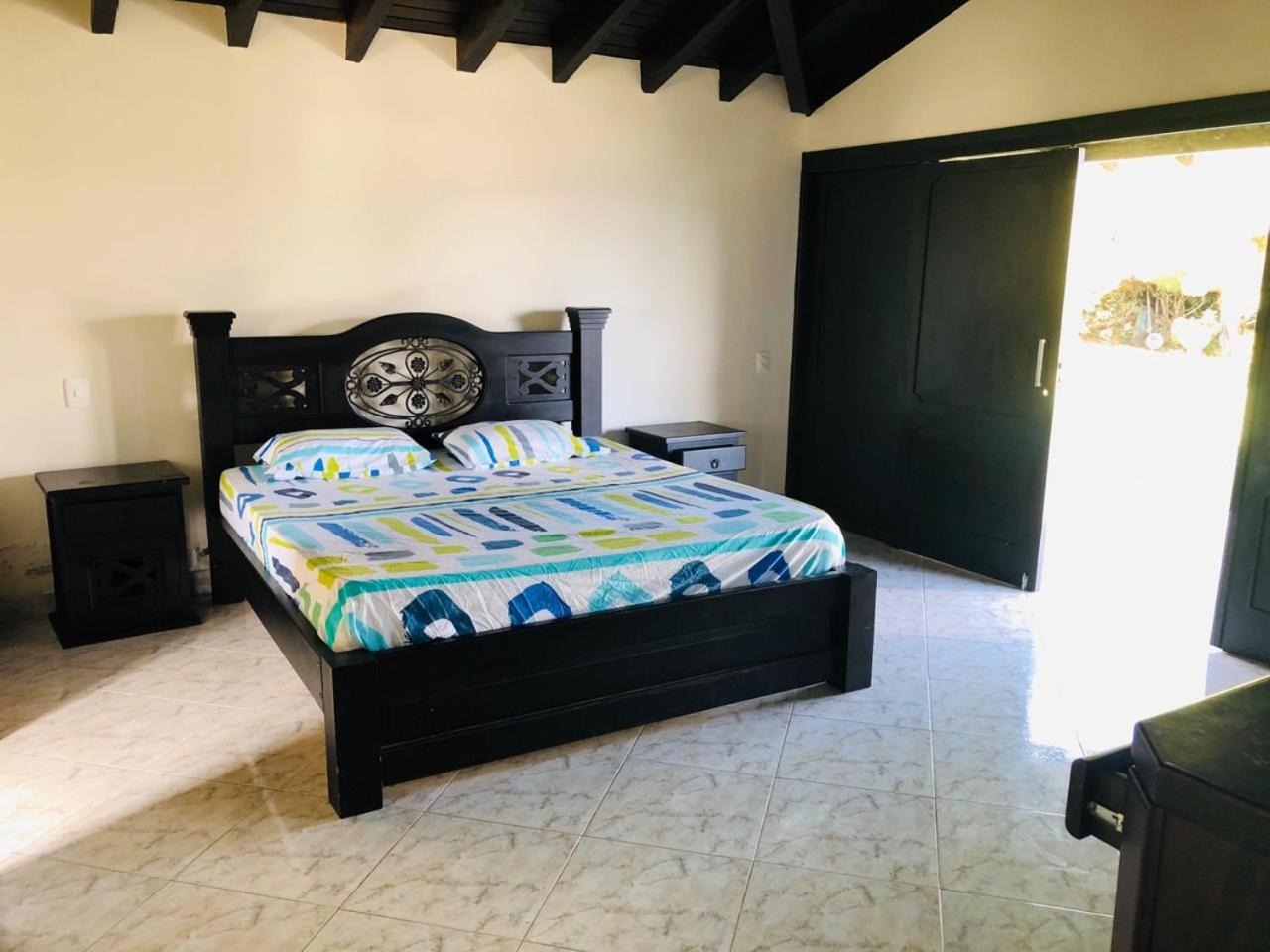 Seven-Bedroom House photo 1