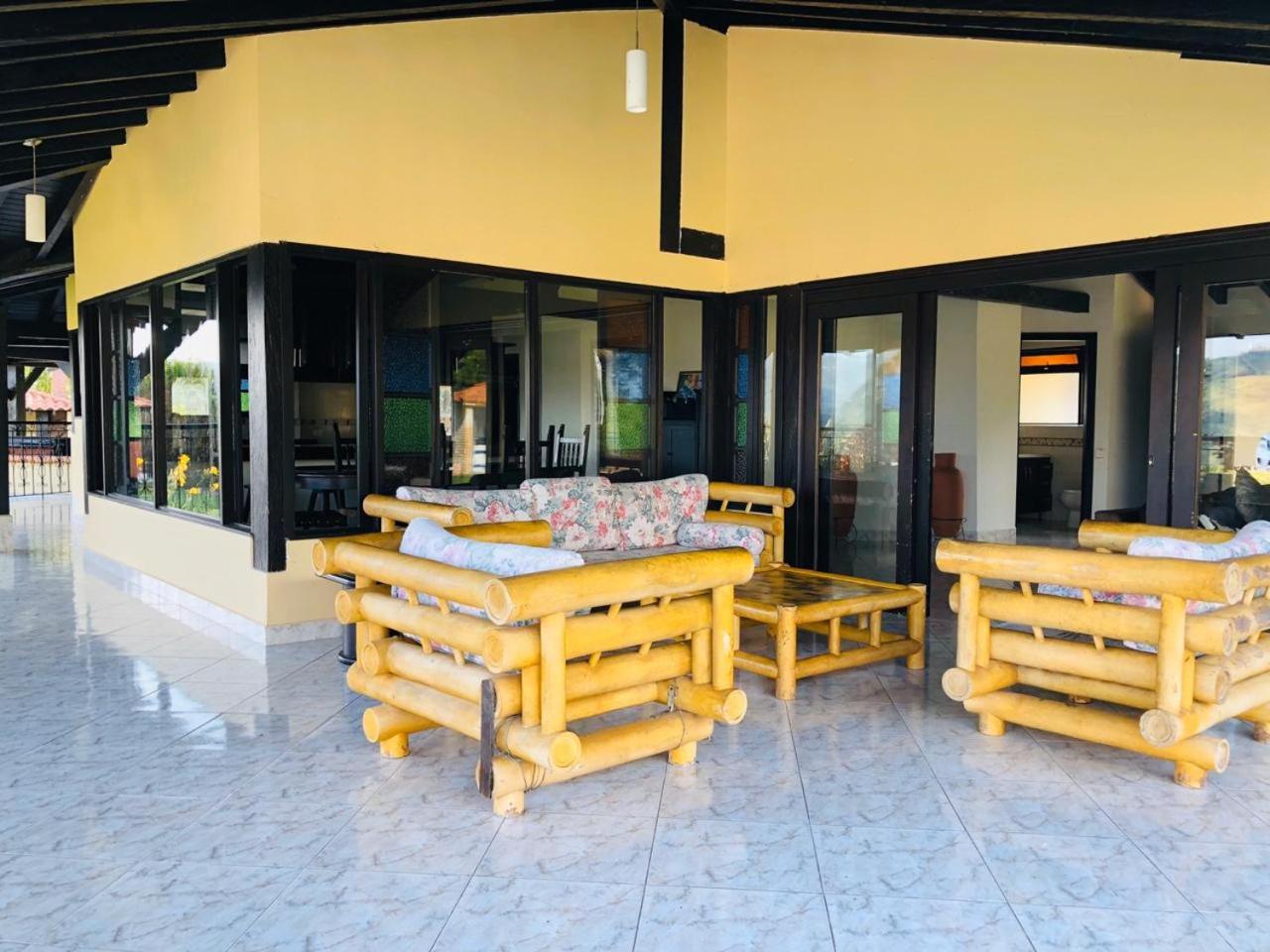 Seven-Bedroom House photo 2