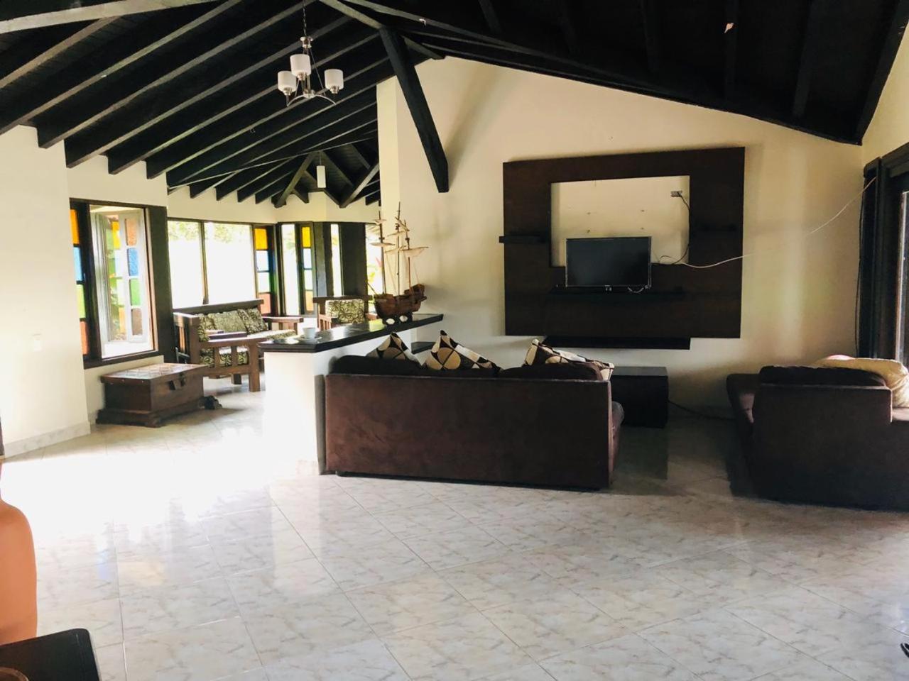 Seven-Bedroom House photo 3