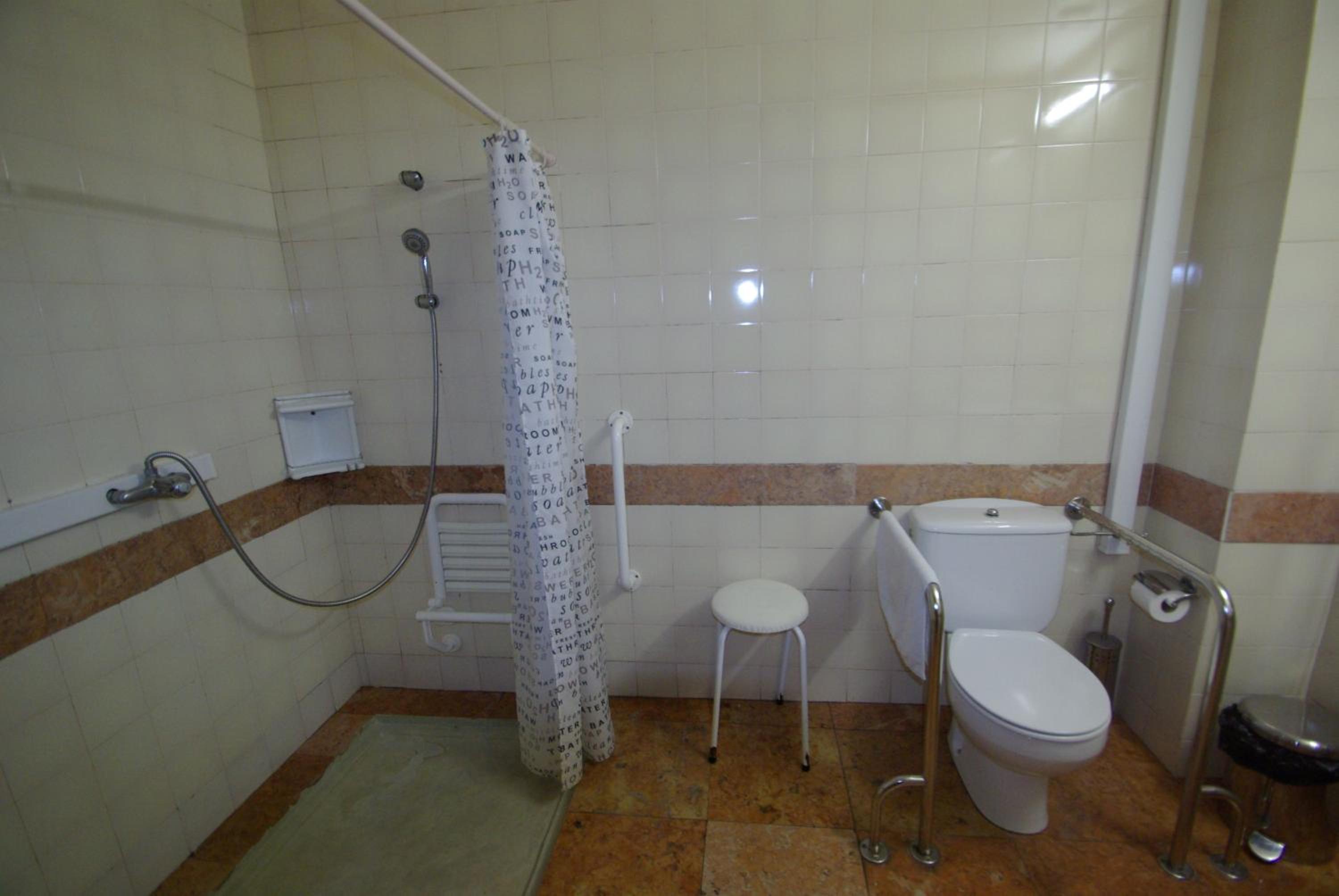 Twin Room with Private Bathroom - Disability Access - Photo 6
