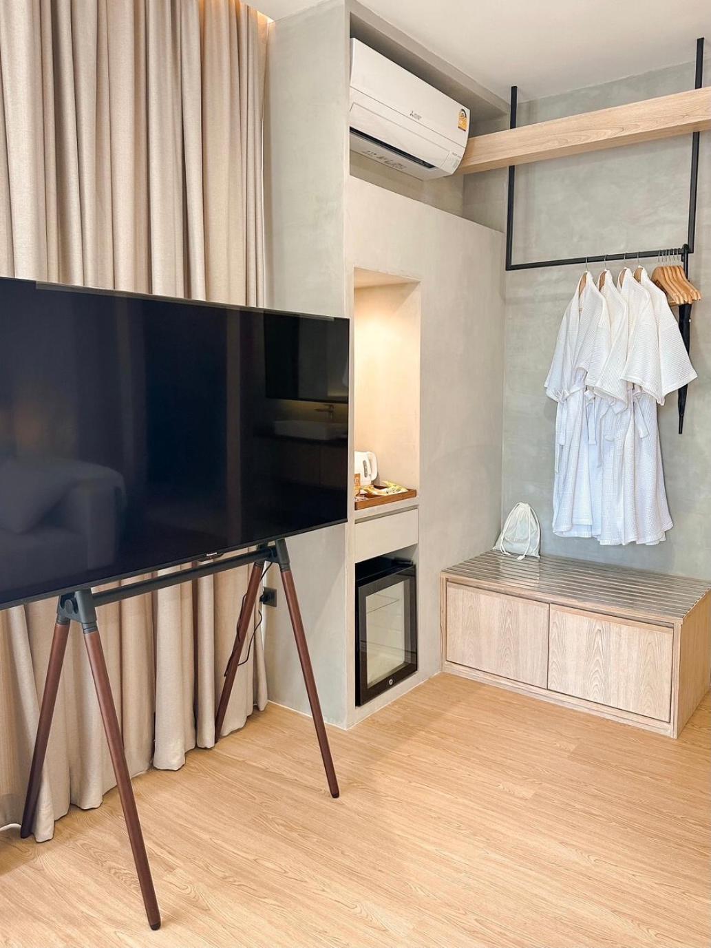 Deluxe Queen Room with Two Queen Beds - Photo 3