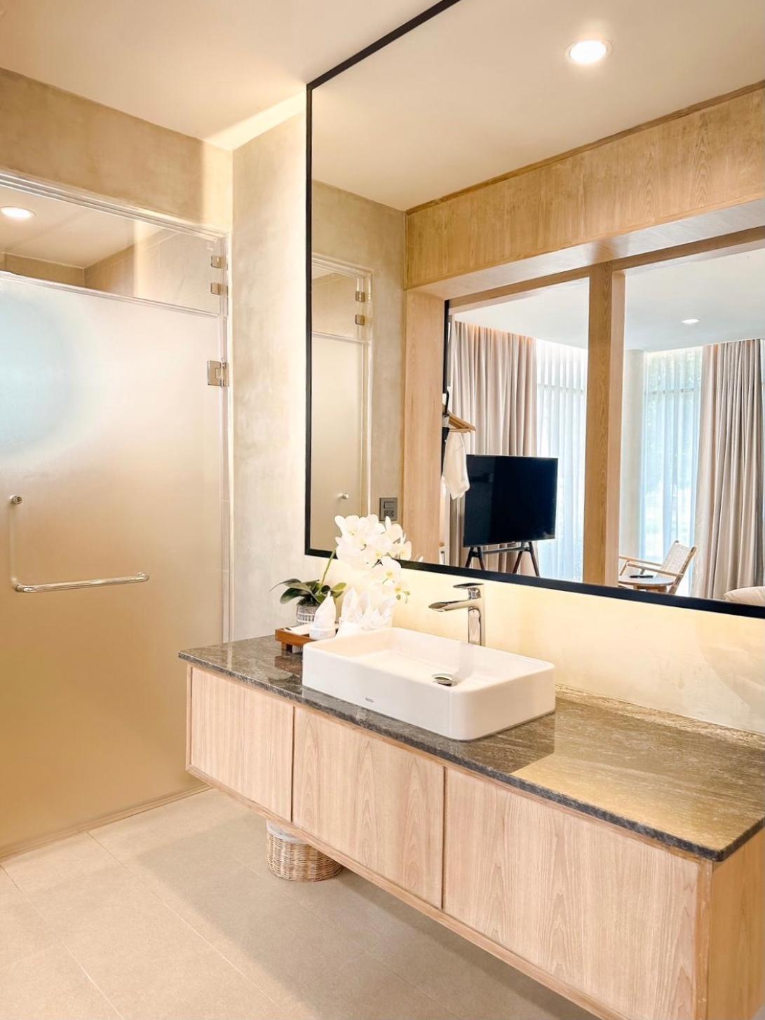 Deluxe Queen Room with Two Queen Beds - Photo 4