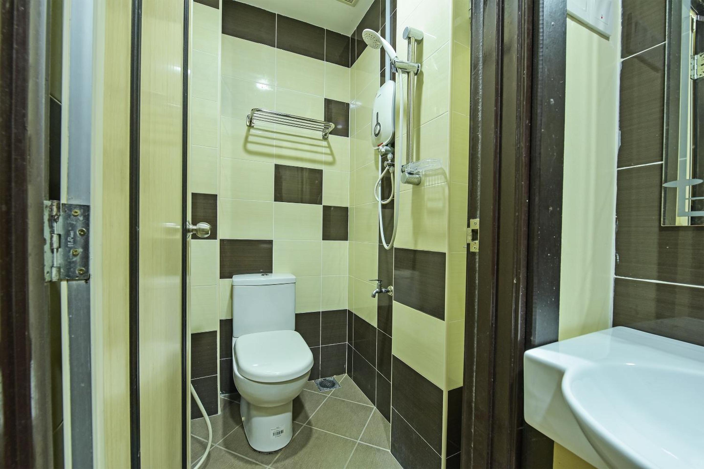 Deluxe Queen Room - Photo 7