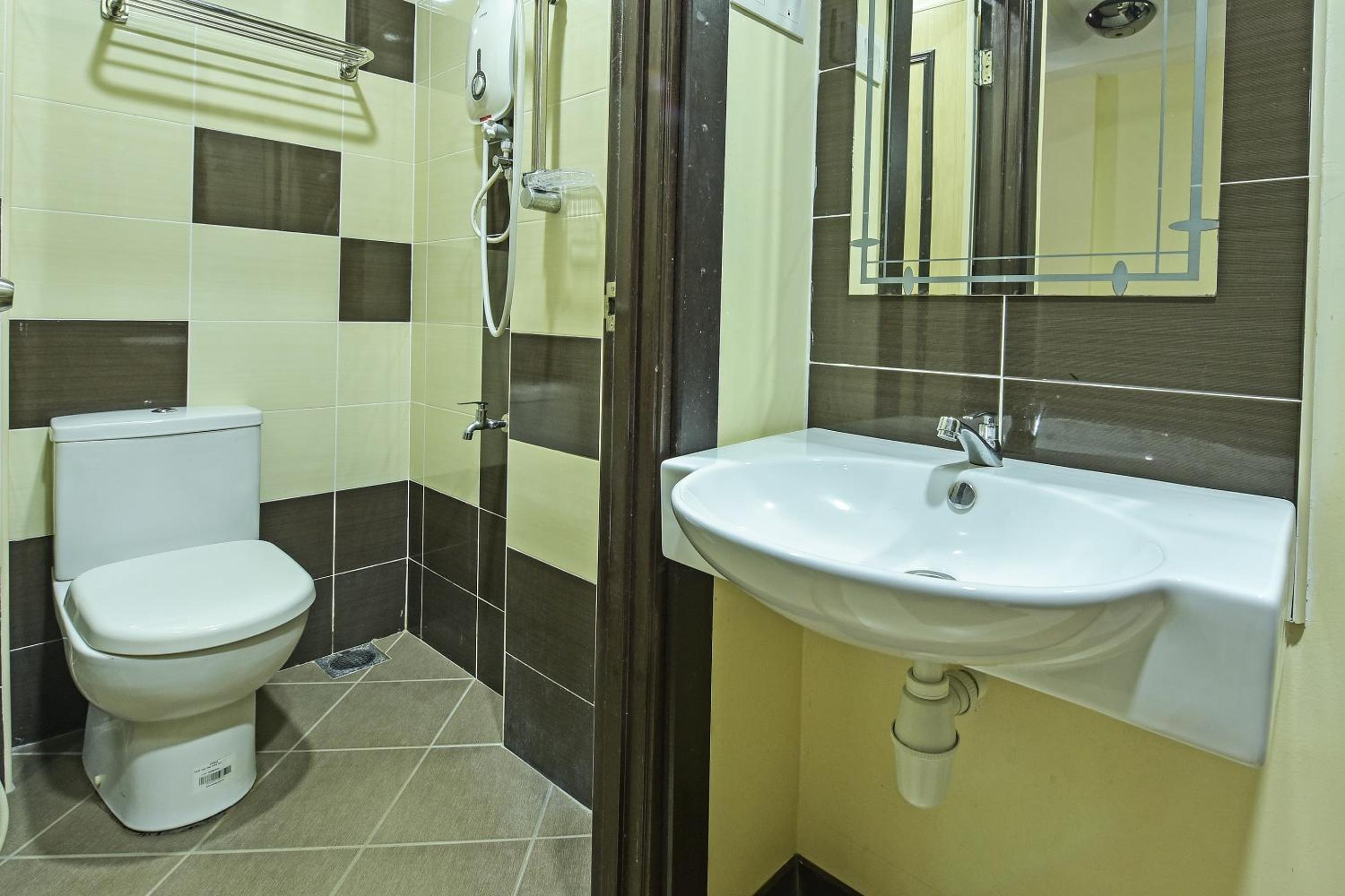 Deluxe Queen Room - Photo 6