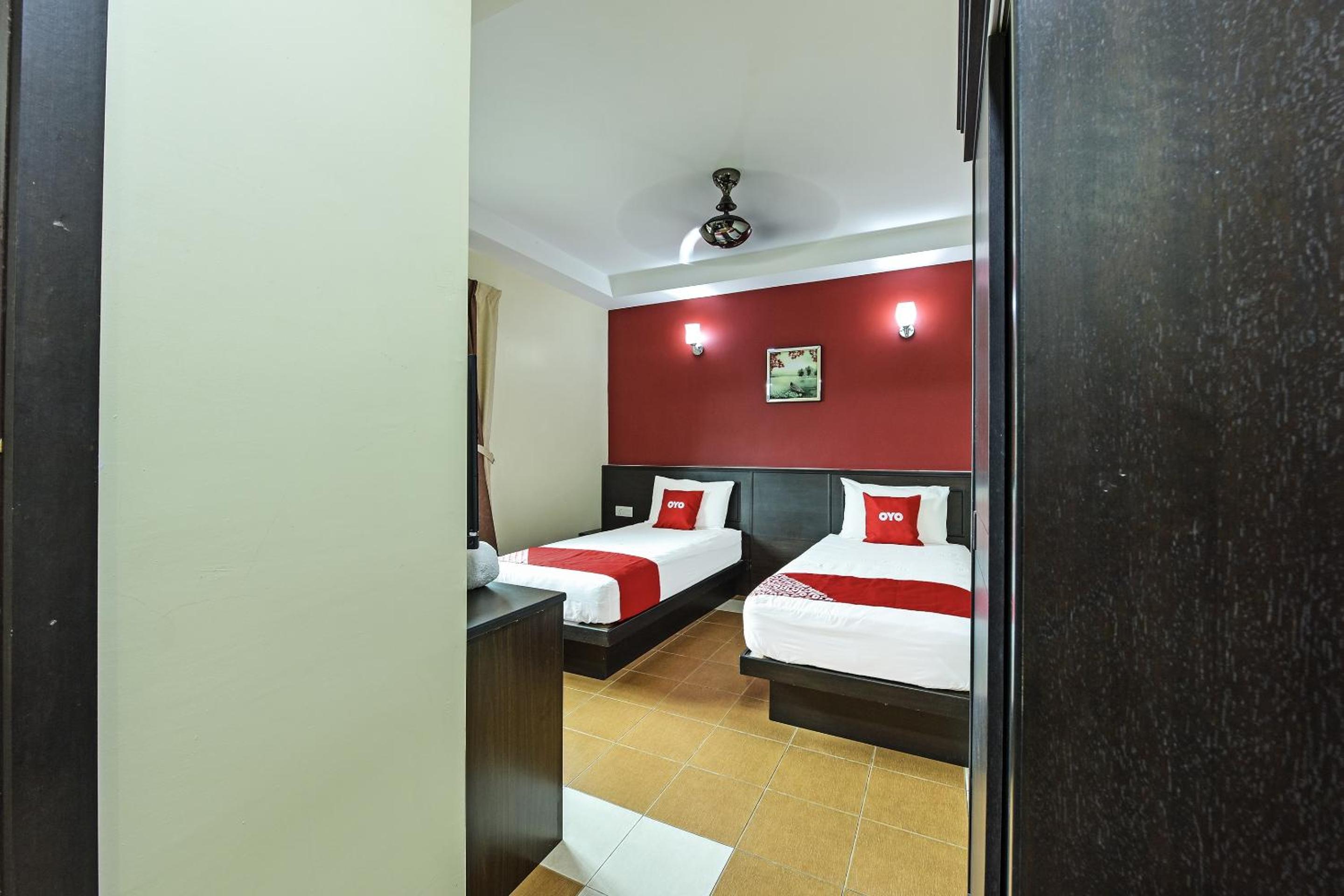 Executive Suite - Photo 2