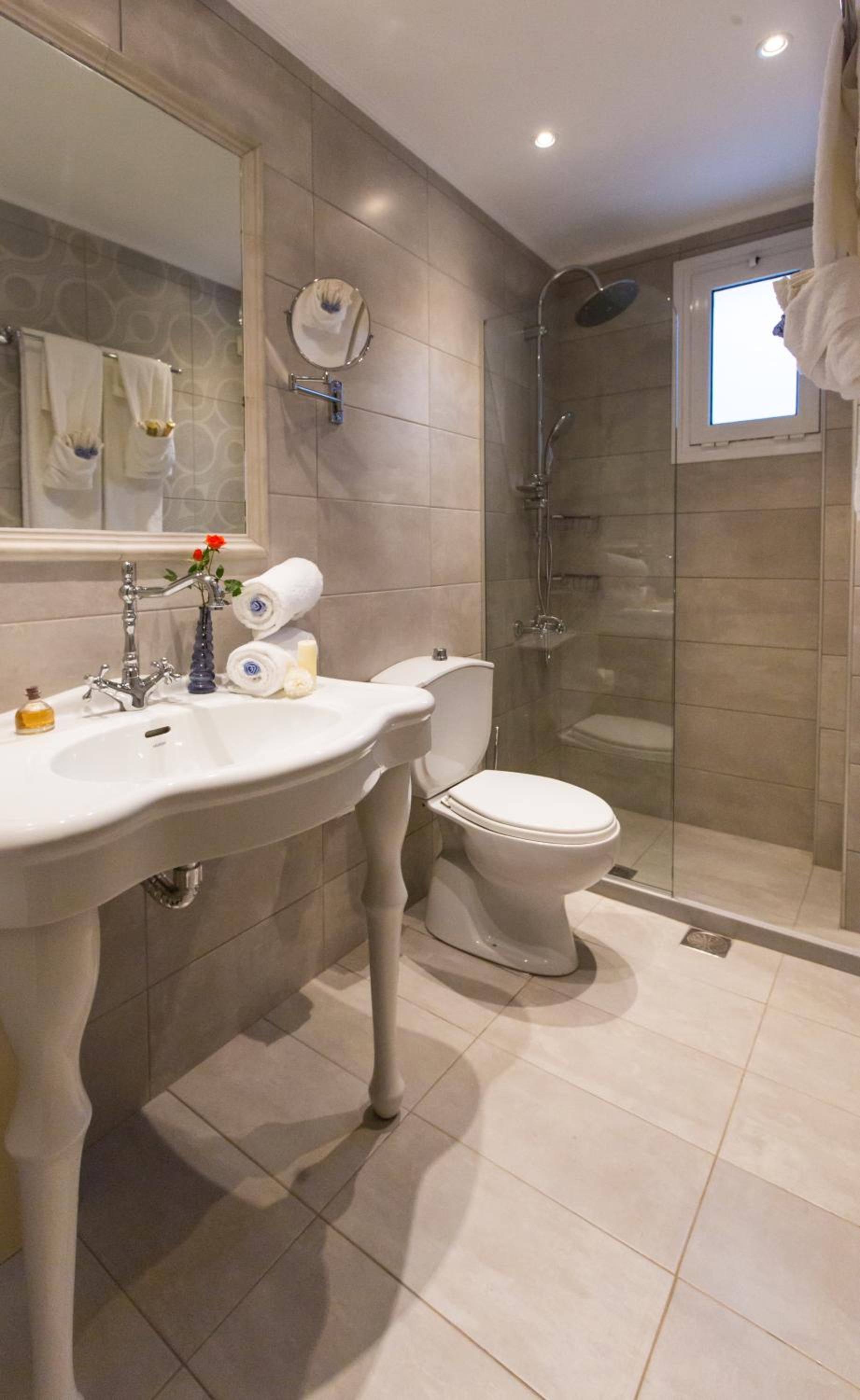 Grand One-Bedroom Apartment King Size Bed - Photo 4