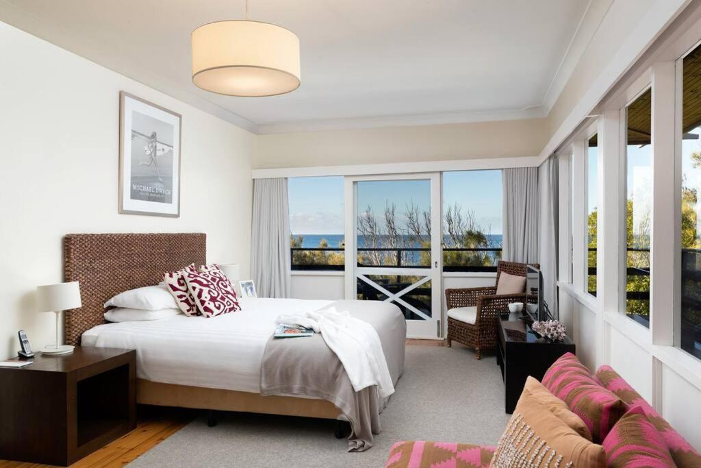 Six-Bedroom House photo 1