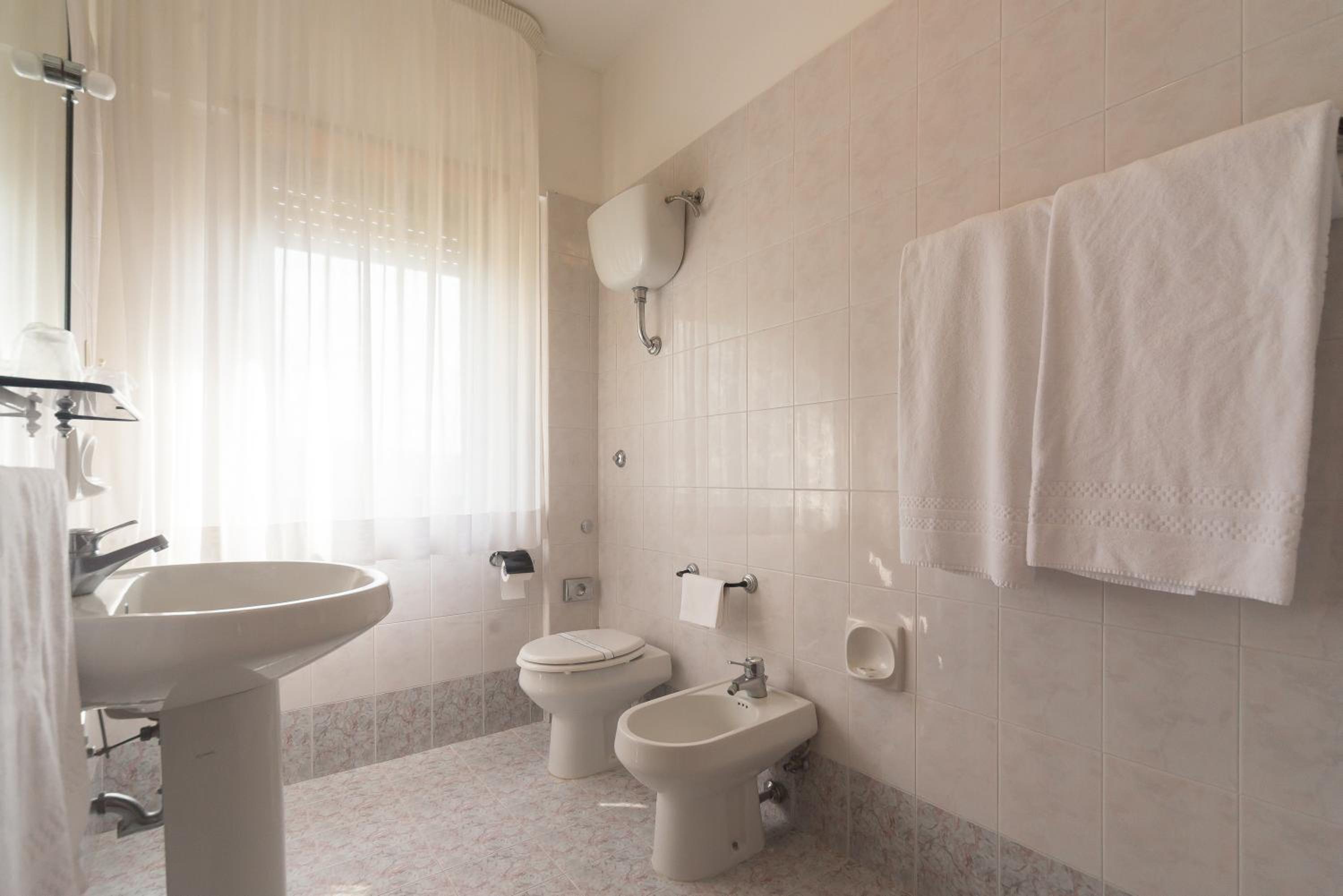 Double or Twin Room with Balcony - Photo 3