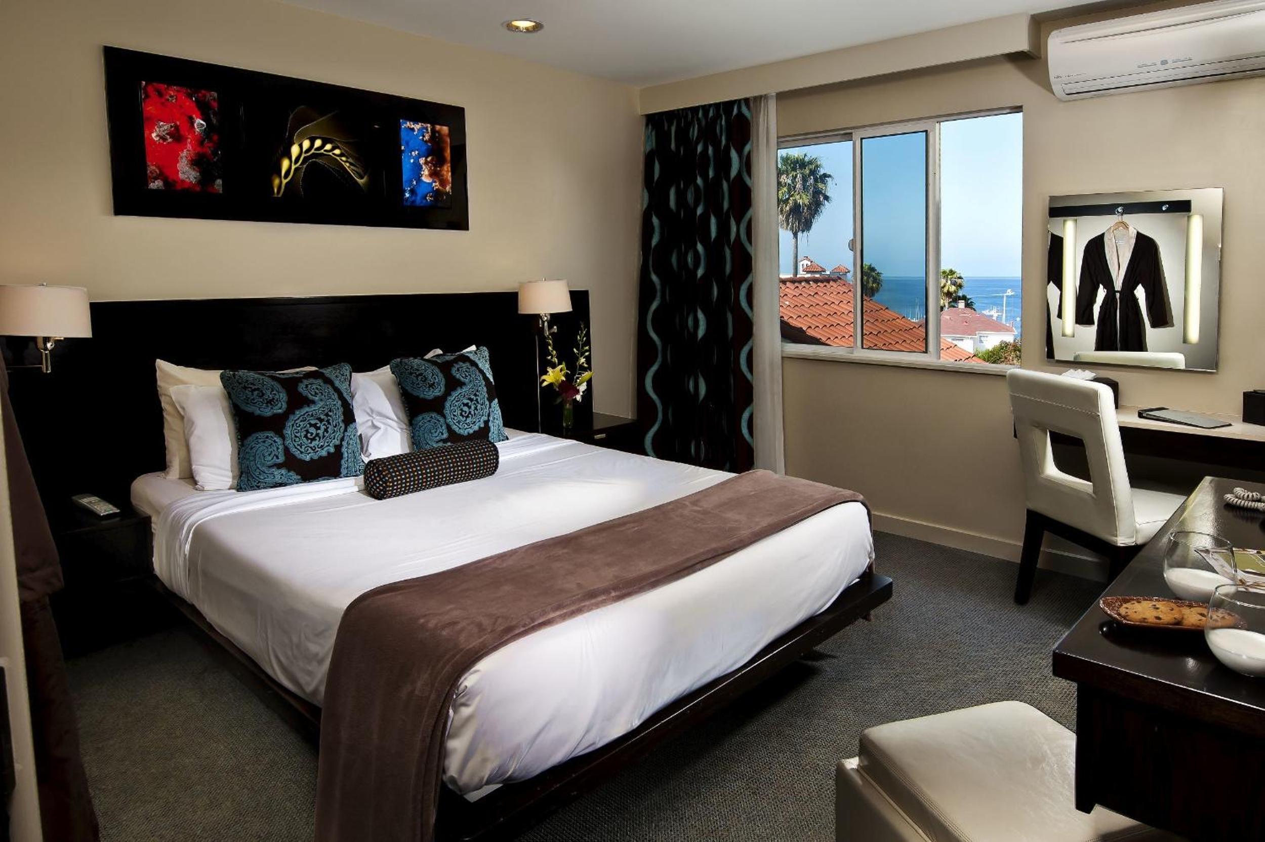 Standard Room with Partial Ocean View - Photo 1