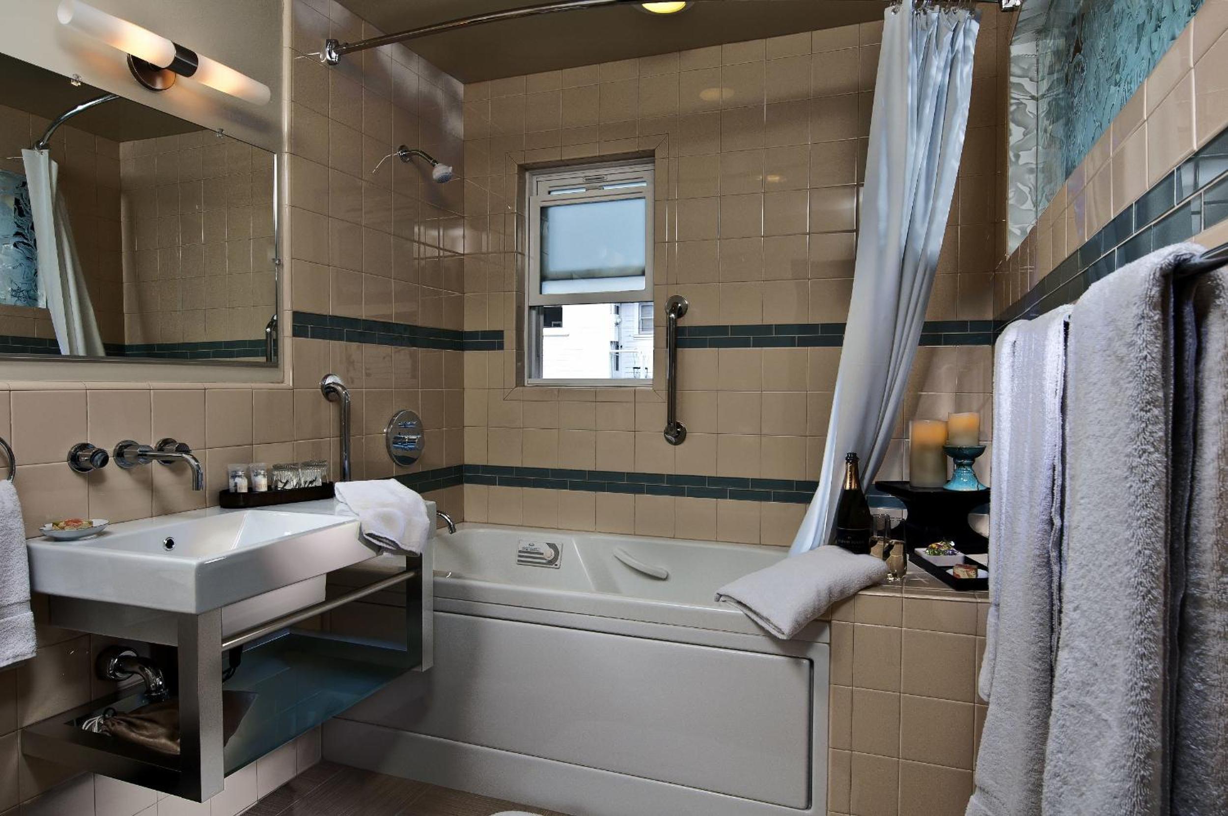 Junior Suite with Spa Bath - Photo 2