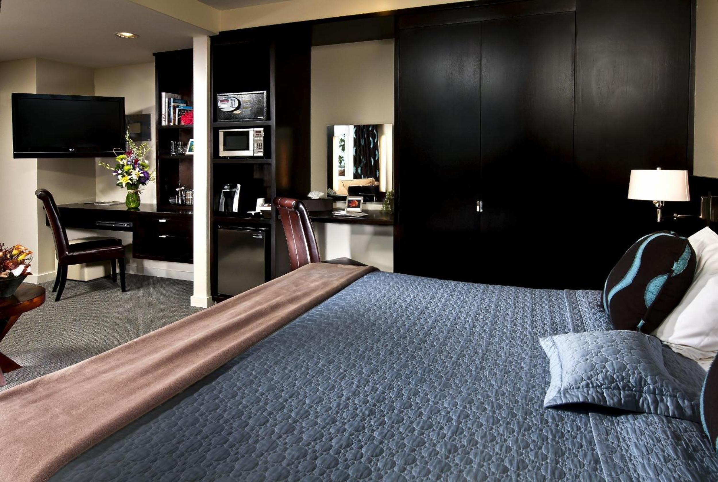 Junior Suite with Spa Bath - Photo 4