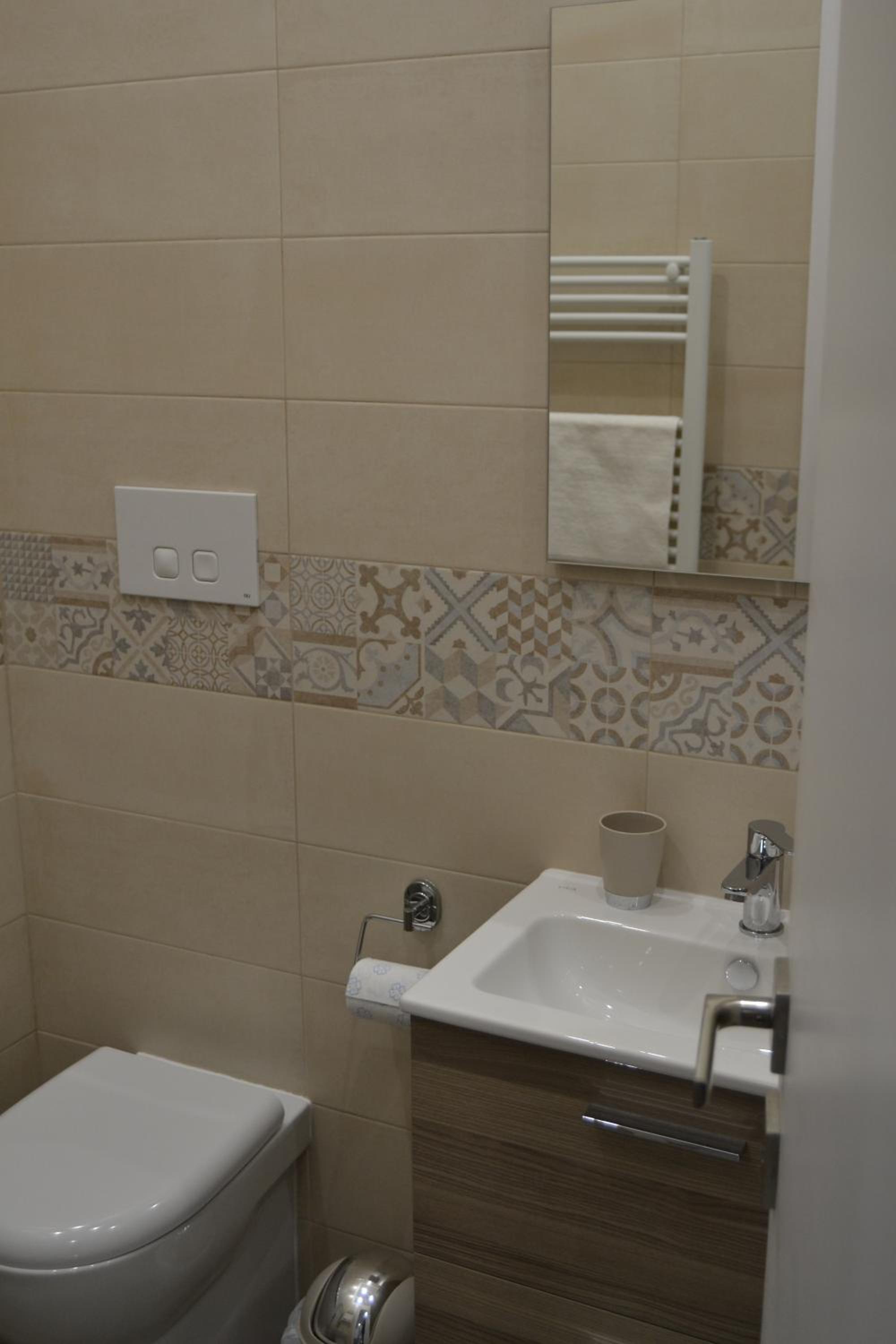 Standard King Room - Photo 18