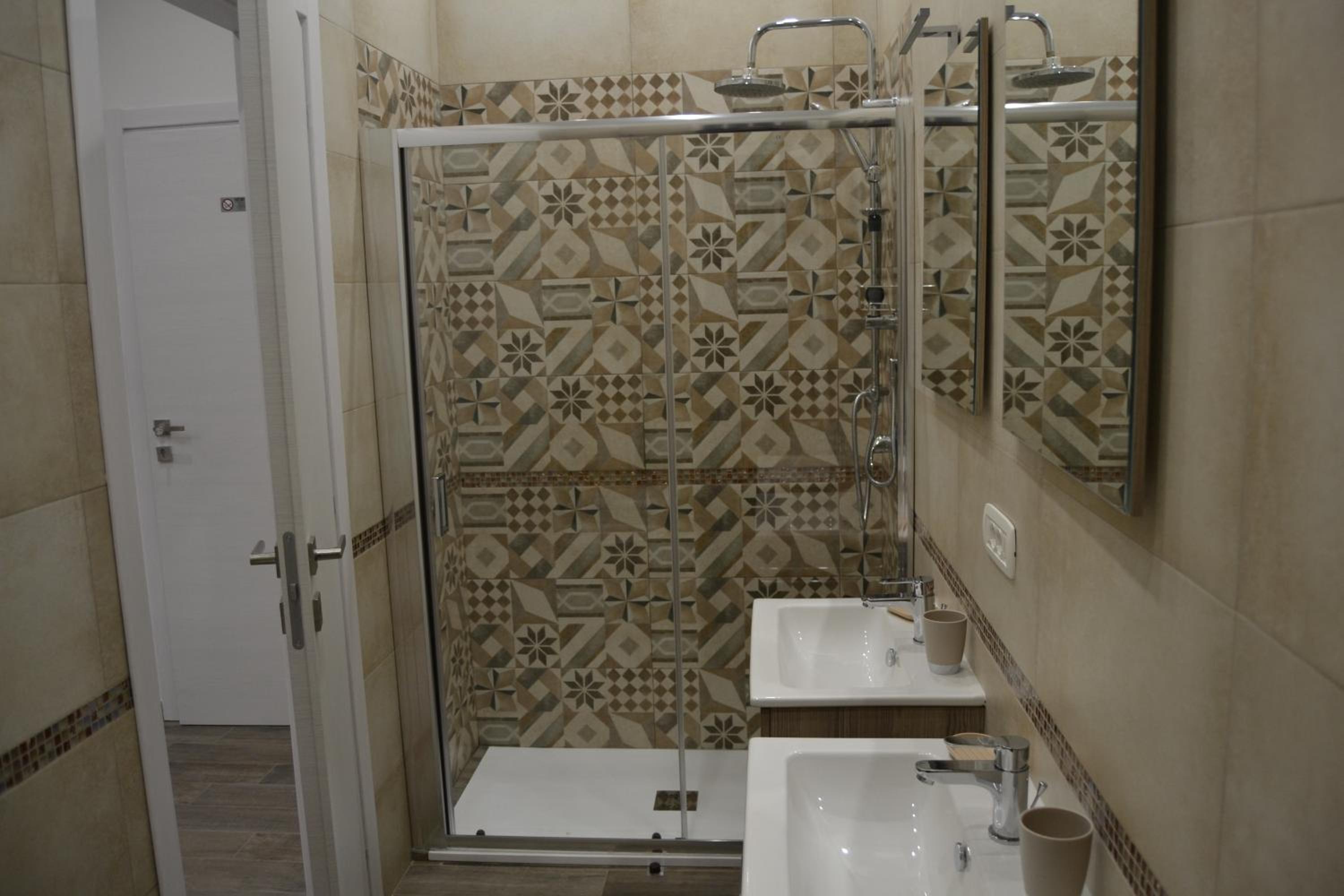 Deluxe King Room - Photo 3