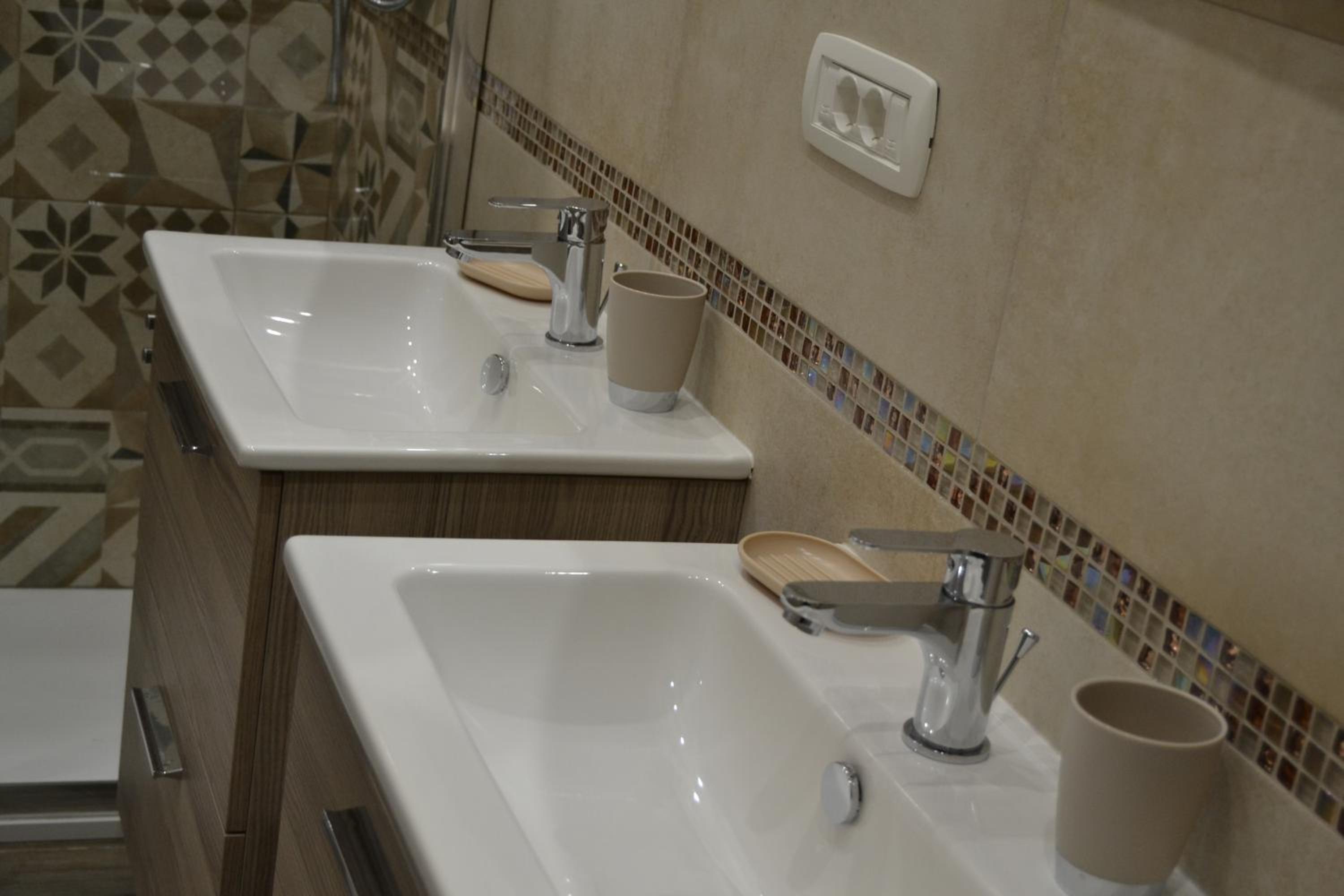 Deluxe King Room - Photo 4