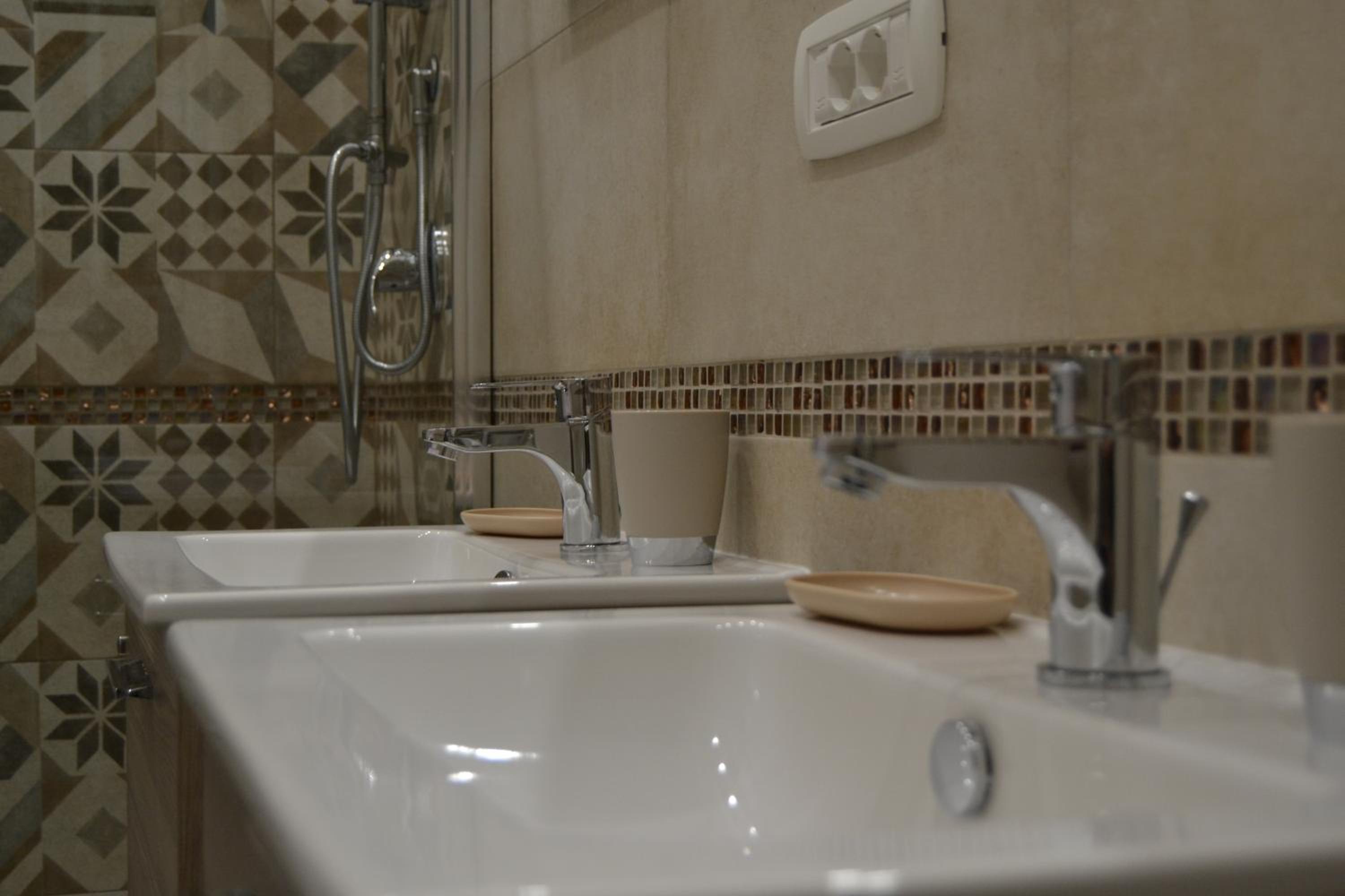 Deluxe King Room - Photo 8