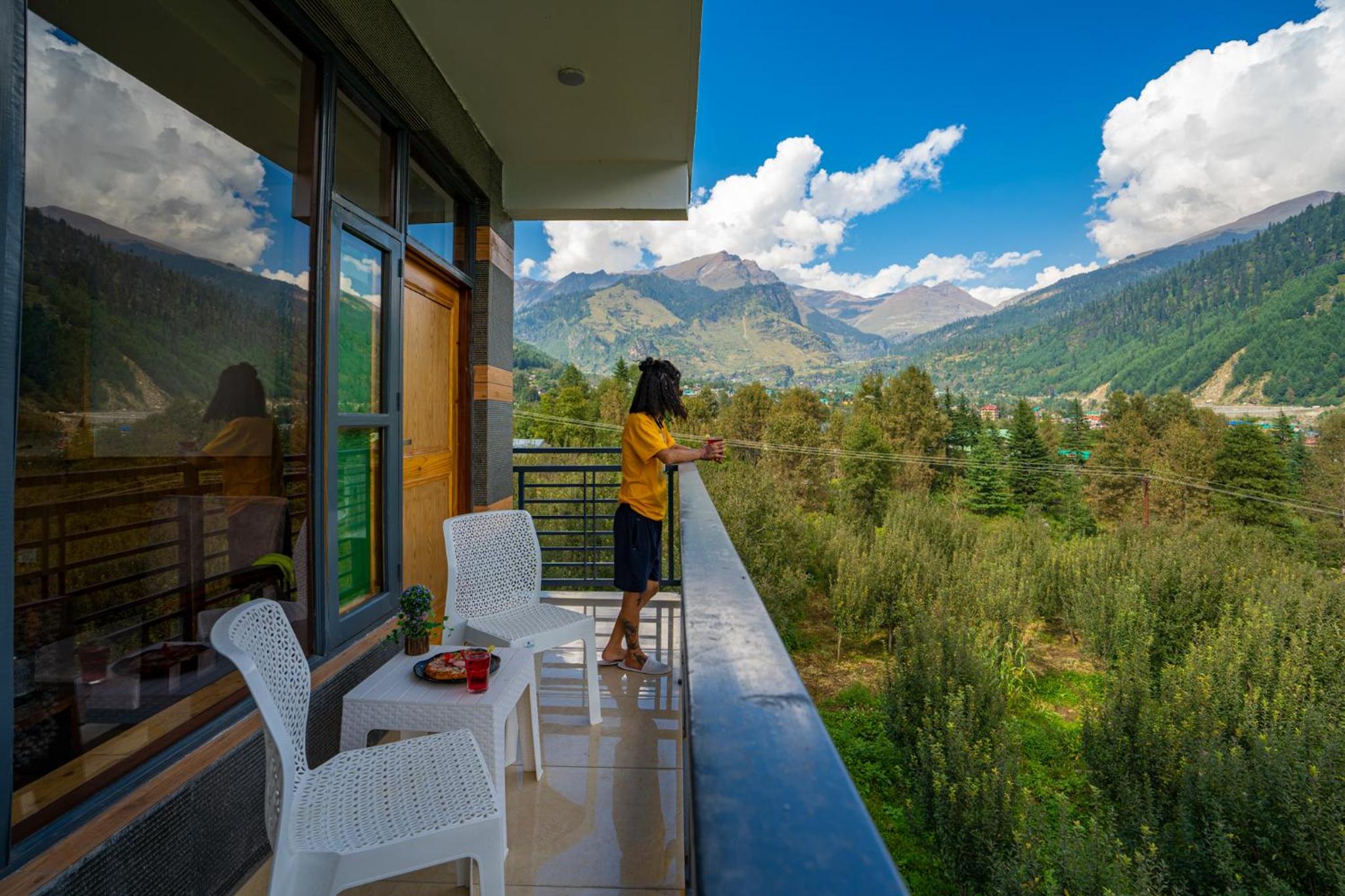 Deluxe Double Room with Balcony - Photo 25
