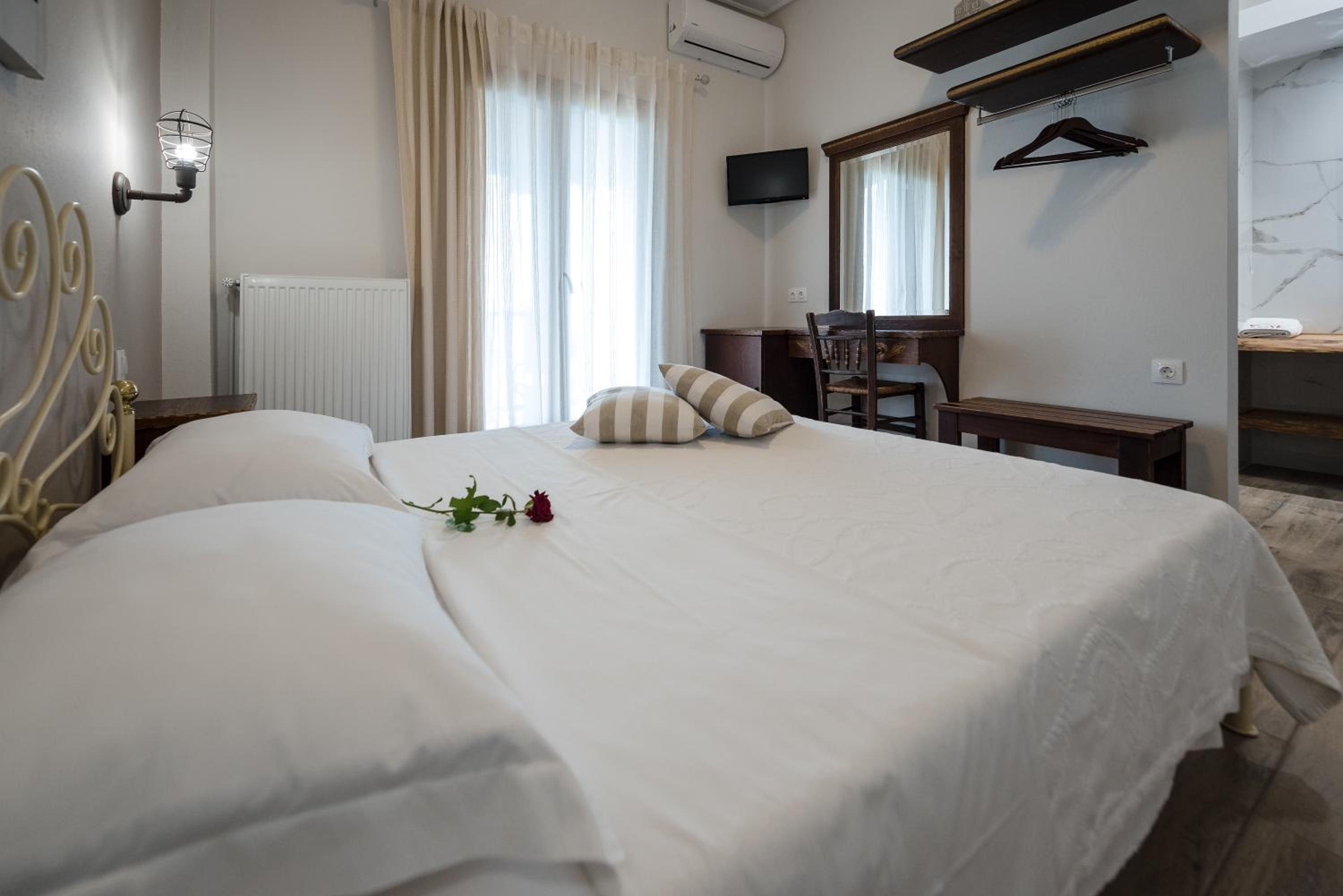 Double Room with Sea View and Balcony - Photo 5