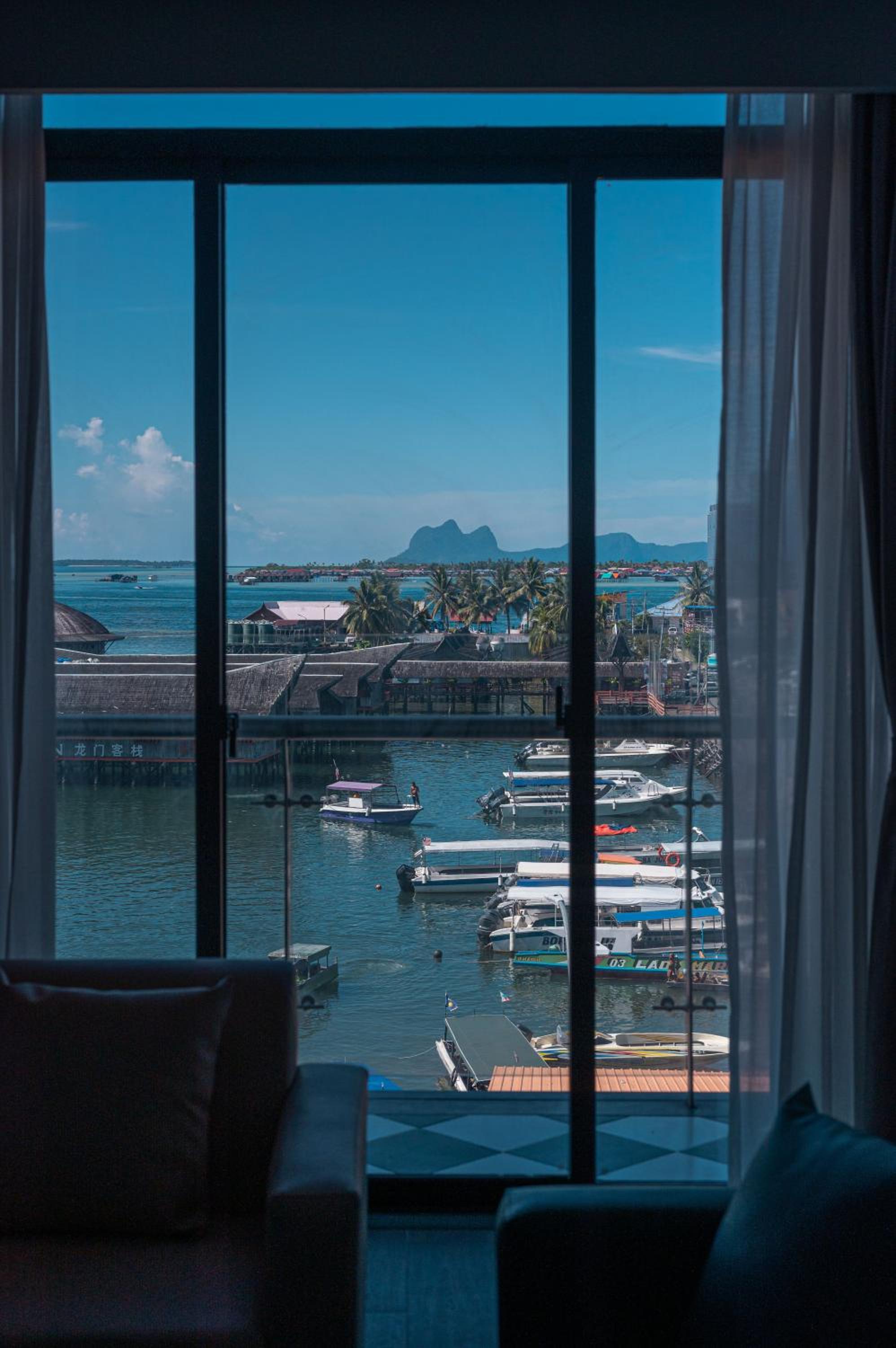 Deluxe Twin Room with Sea View photo 3