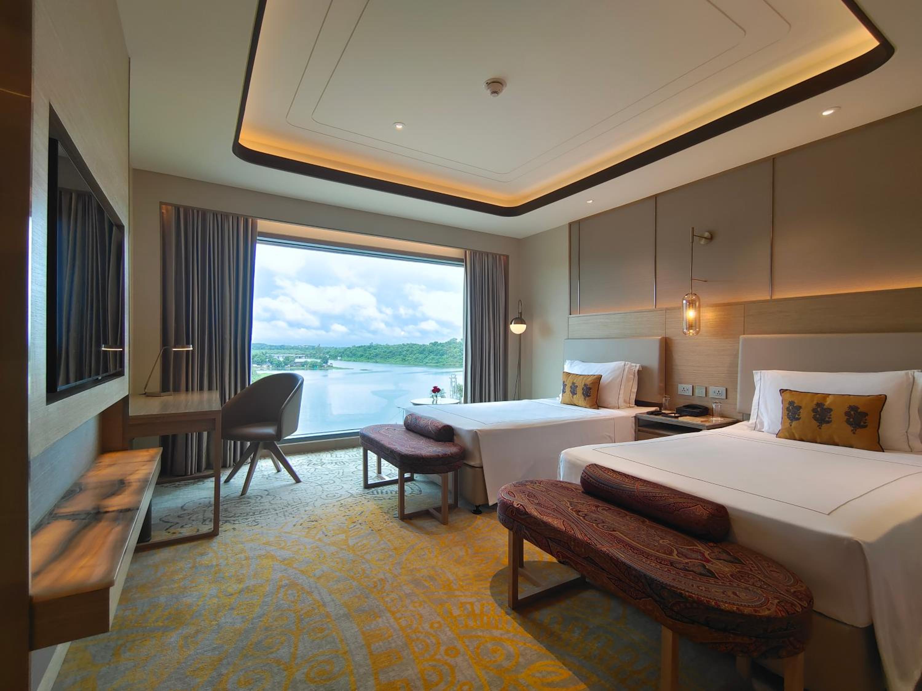 Deluxe Room Lake View Twin Bed photo 2