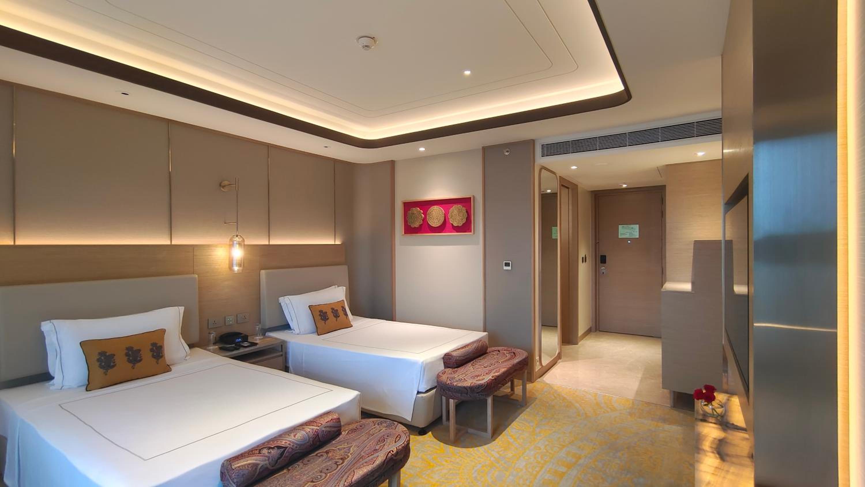 Deluxe Room Lake View Twin Bed photo 1