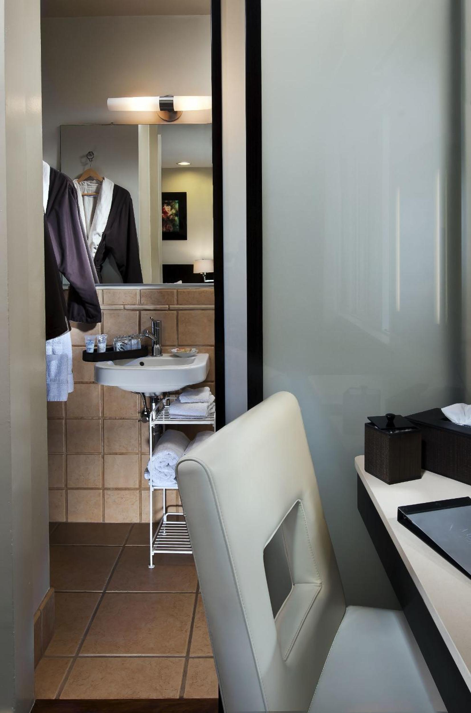 Standard Room with Partial Ocean View - Photo 5