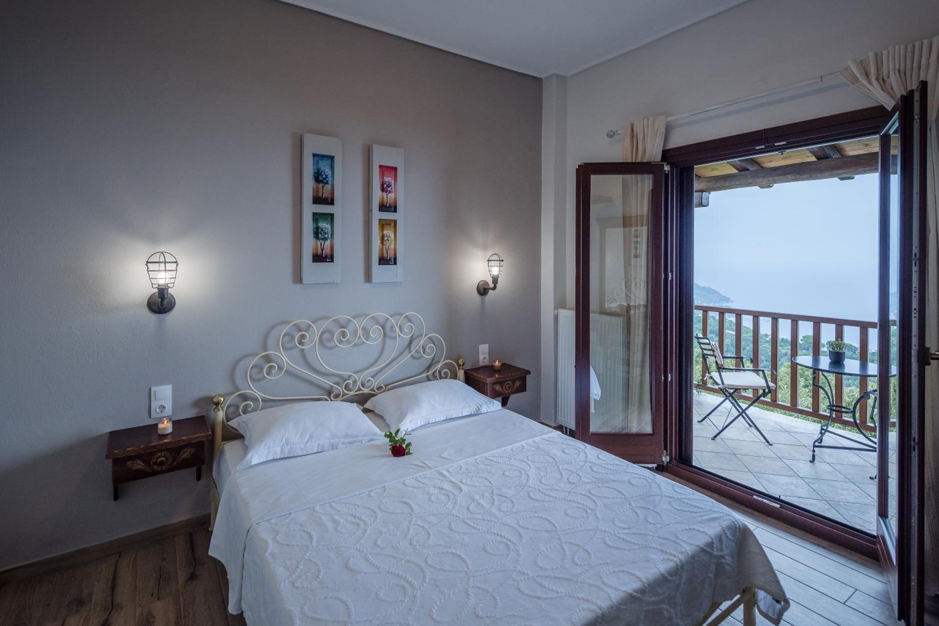 Double Room with Sea View and Balcony - Photo 1