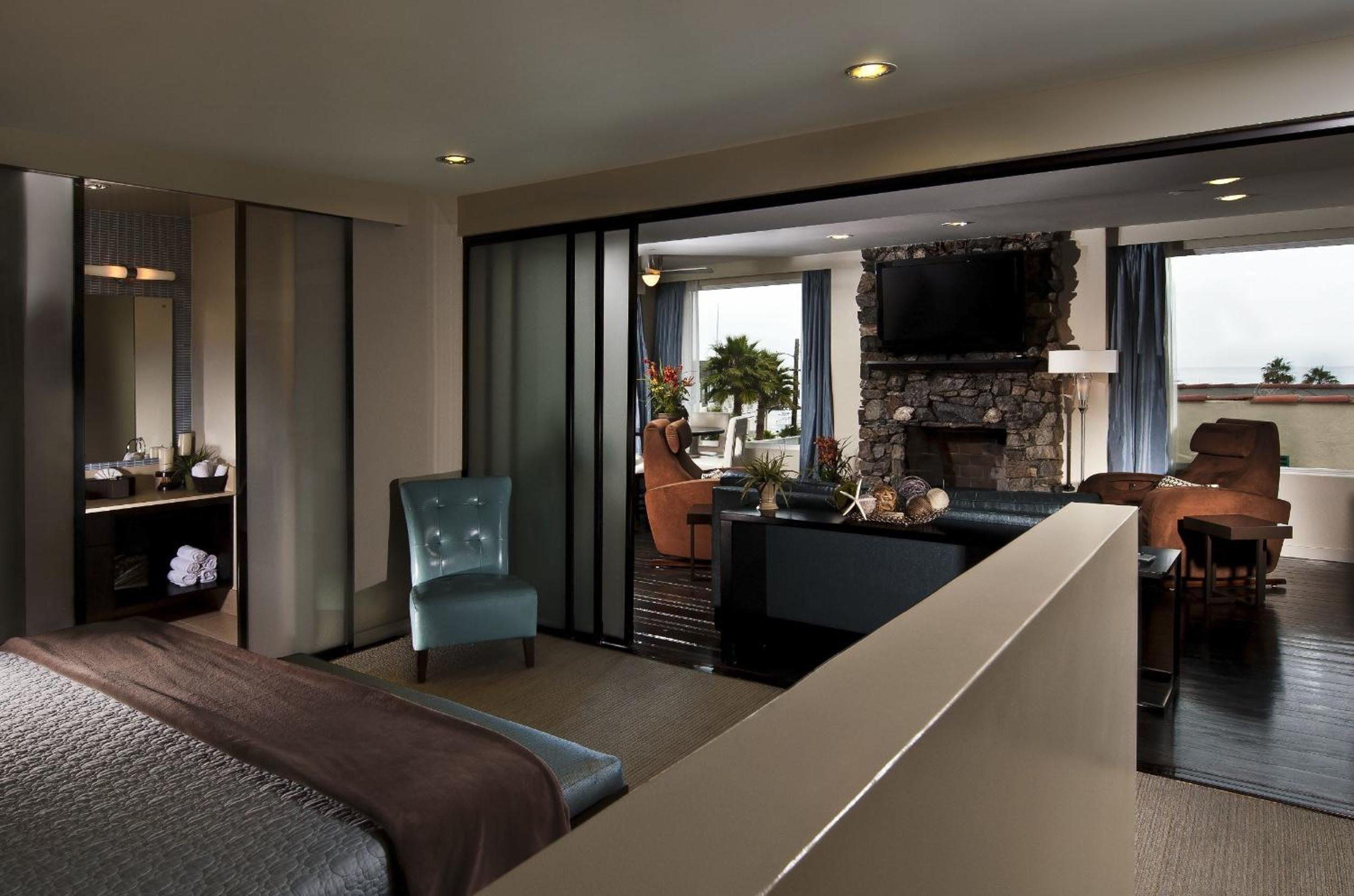 King Suite with Sofa Bed - Photo 3