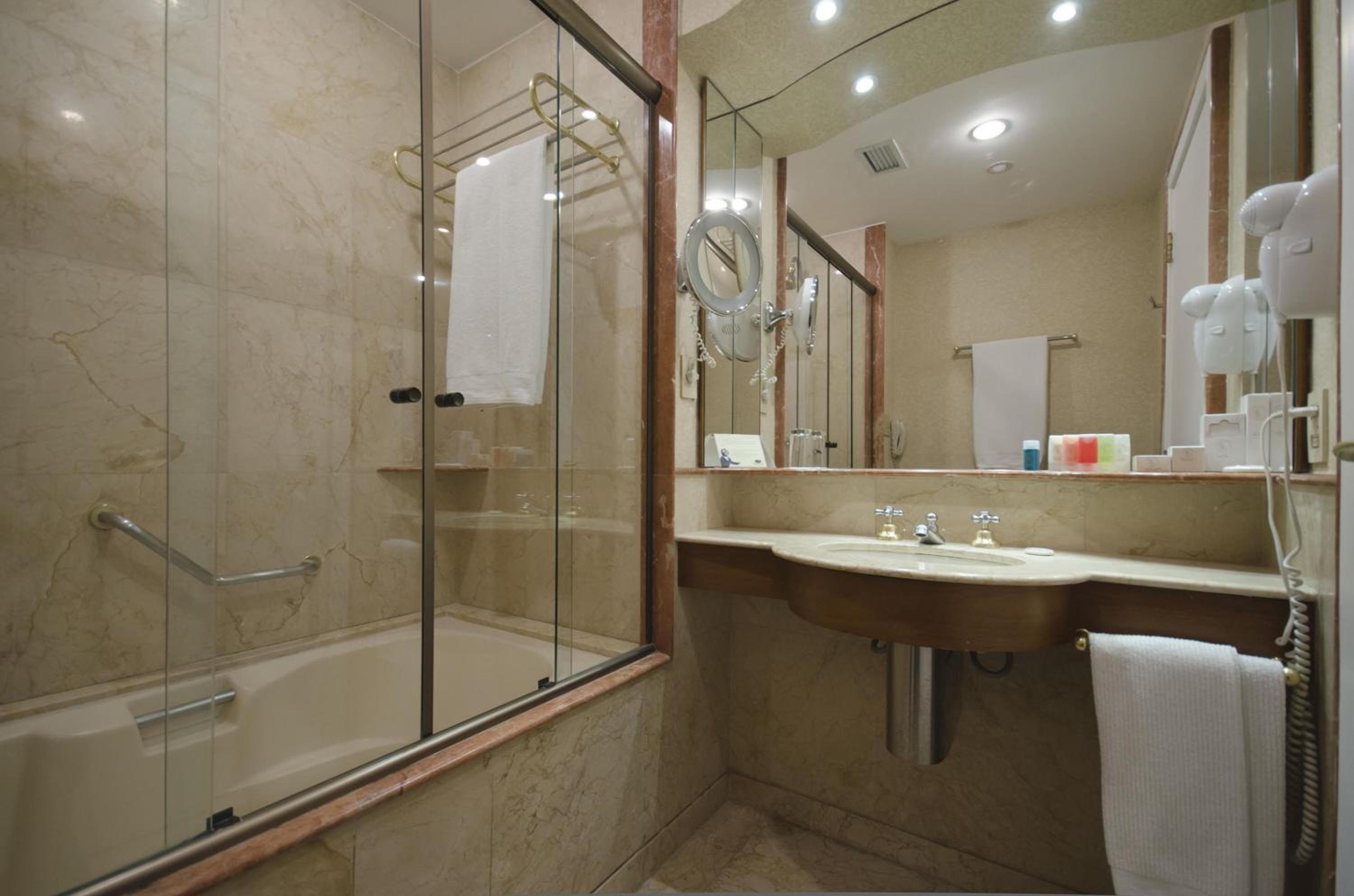 Queen Room - Photo 10