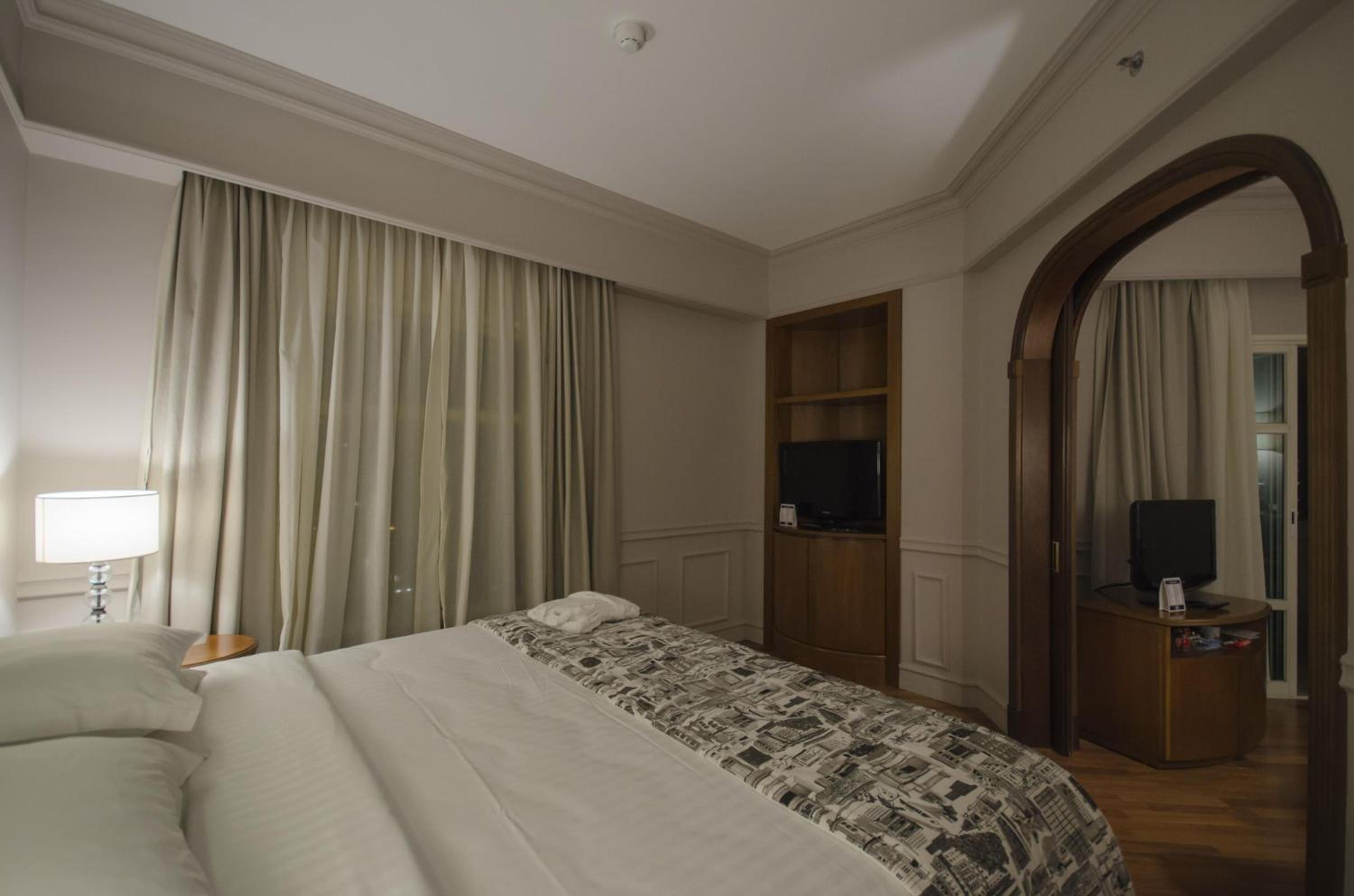 Queen Room - Photo 12