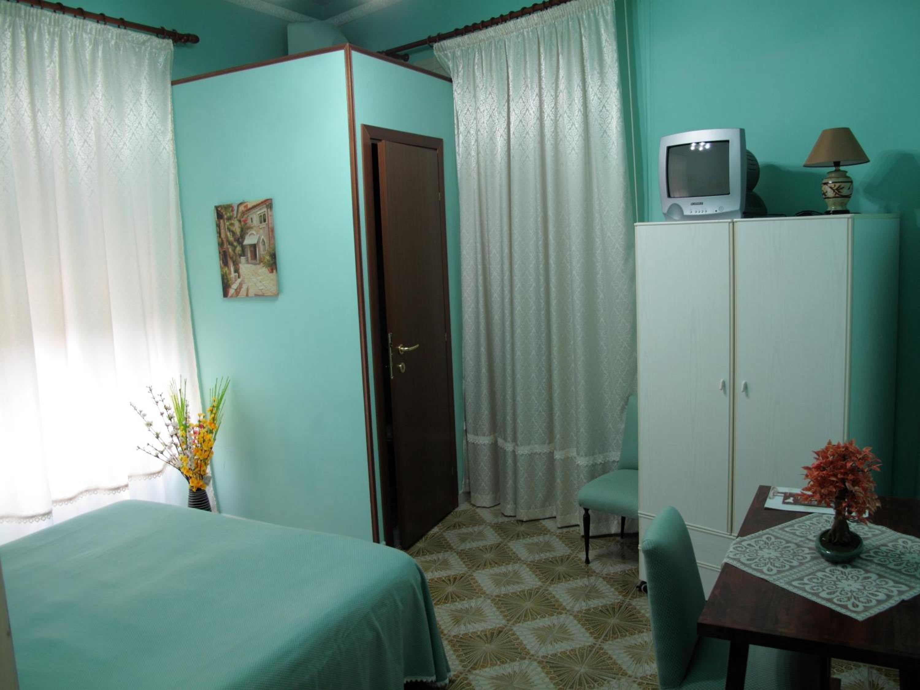 Double or Twin Room - Photo 10