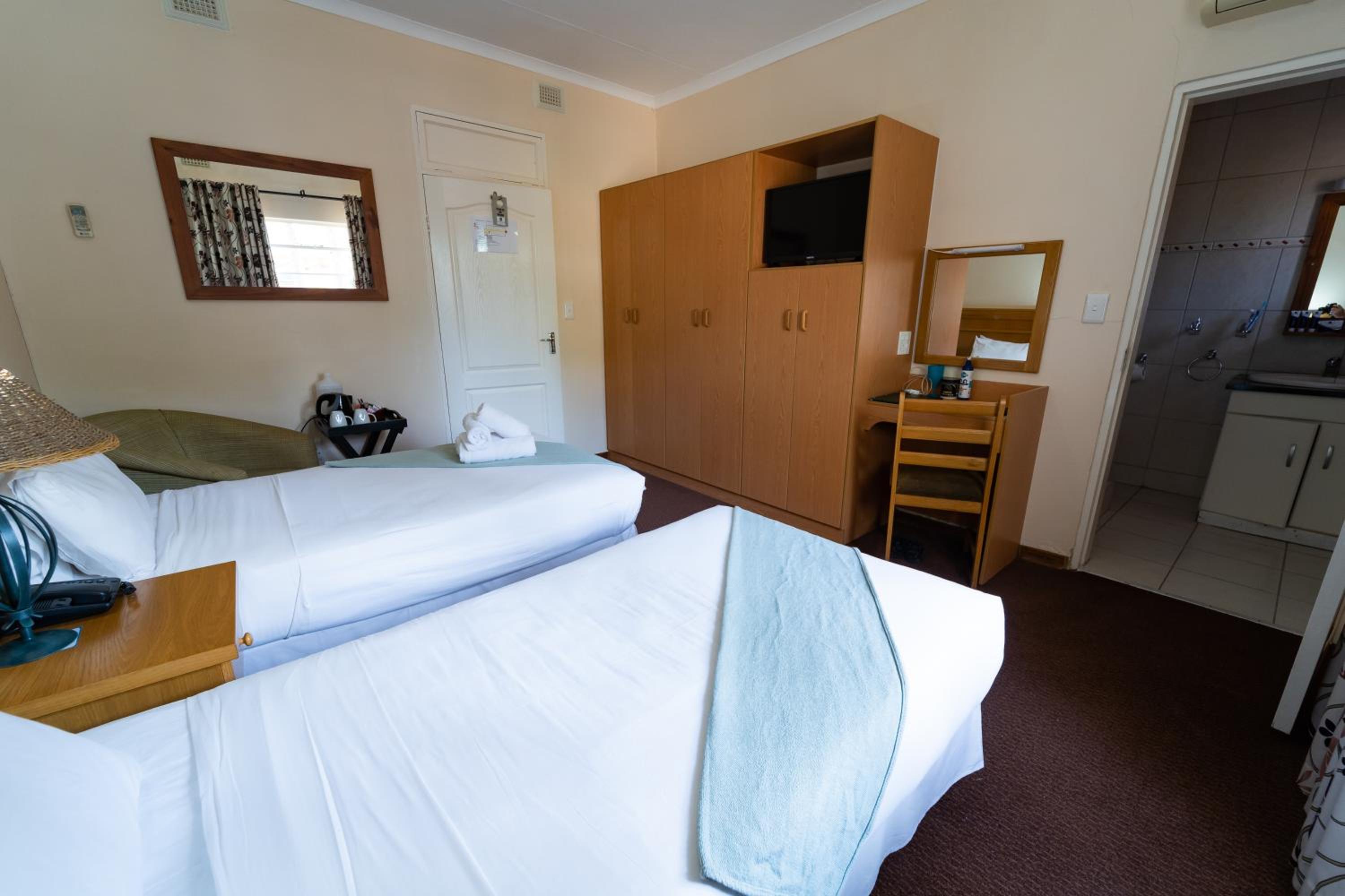 Standard West Wing Twin Room photo 2