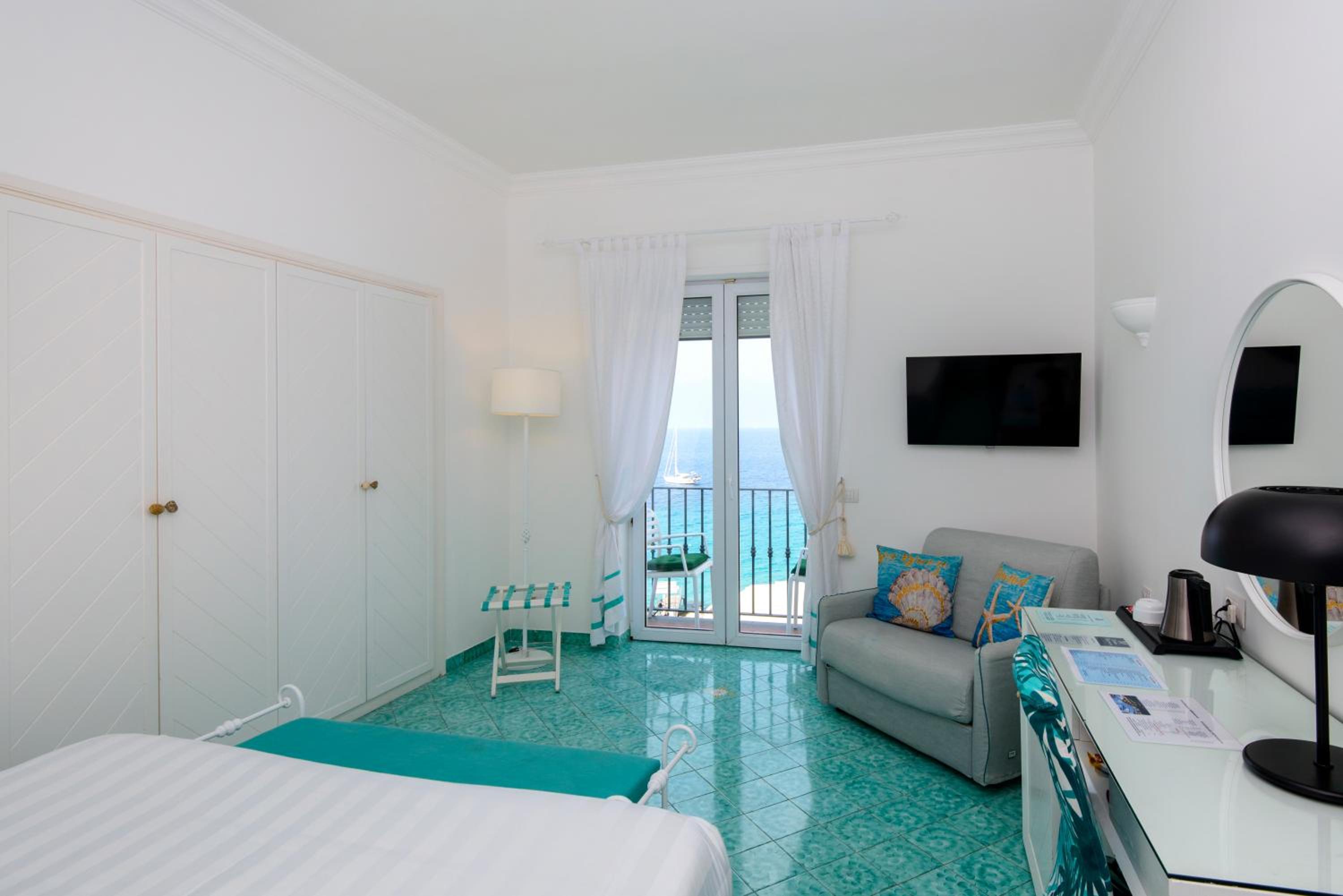 Superior Double Room with Sea View - Photo 4