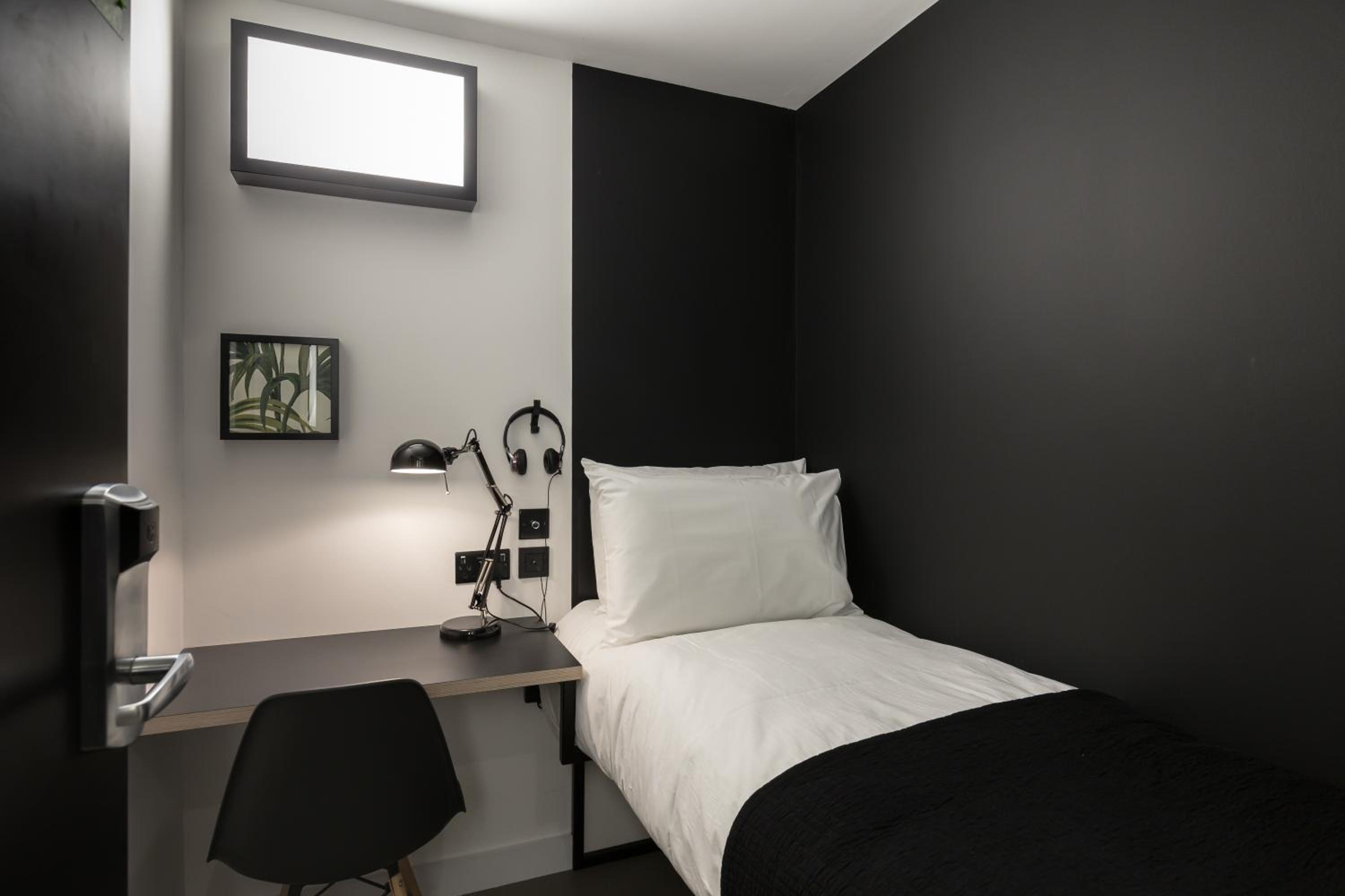 Small Single Room with Shared Bathroom photo 1