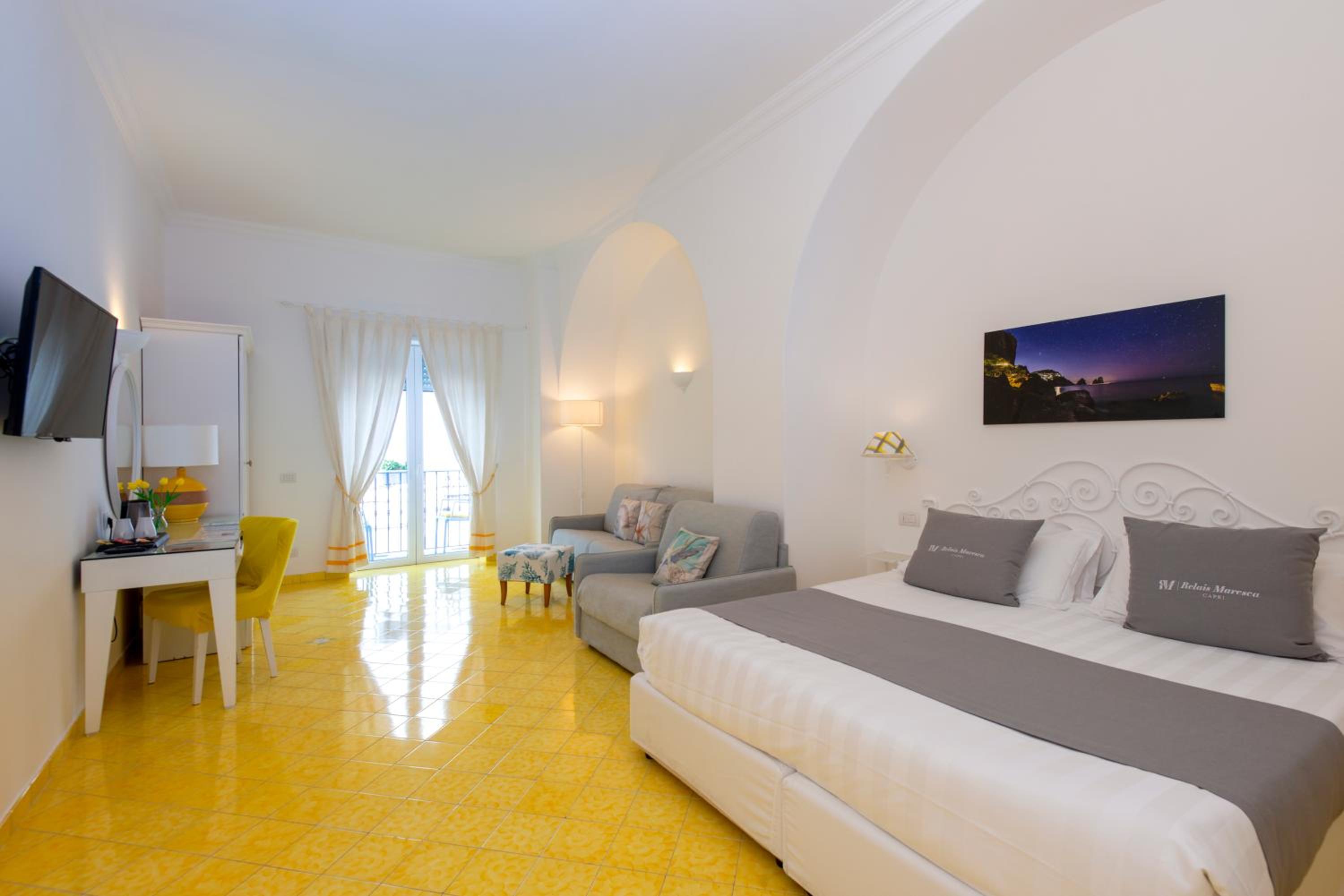Family Room with Sea View and Balcony - Photo 3