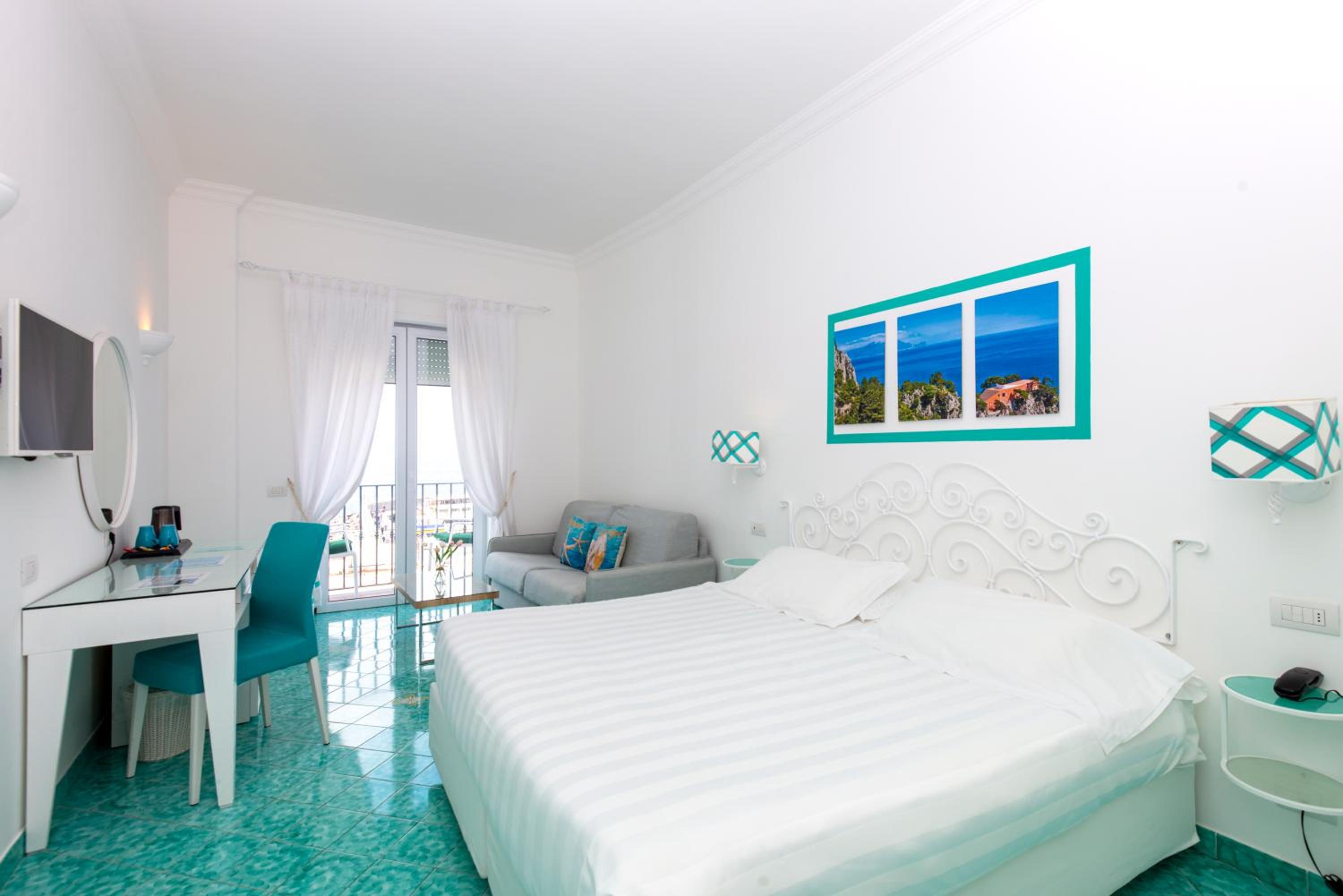 Family Room with Sea View and Balcony - Photo 2