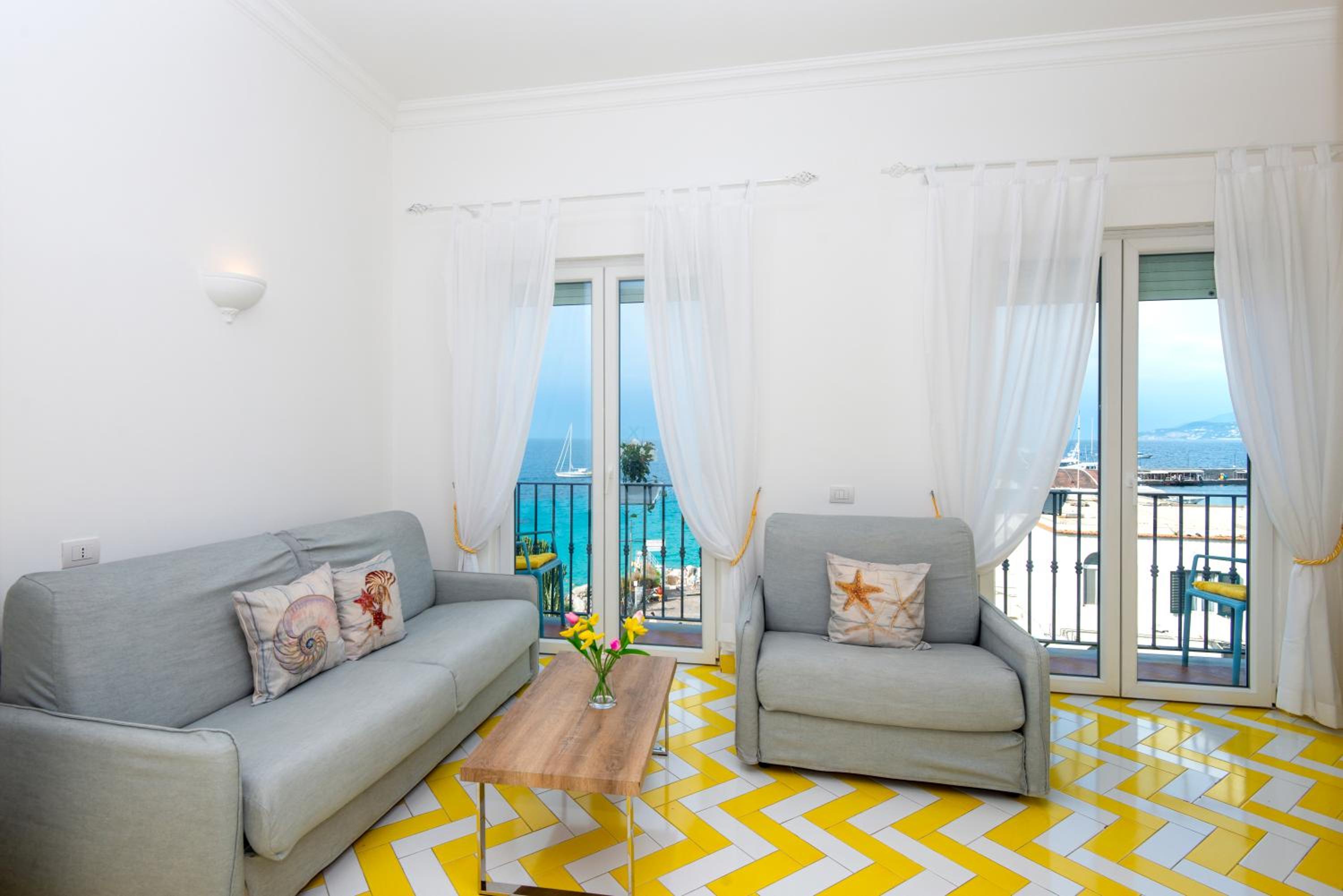 Junior Suite with Sea View and two Balconies - Photo 11