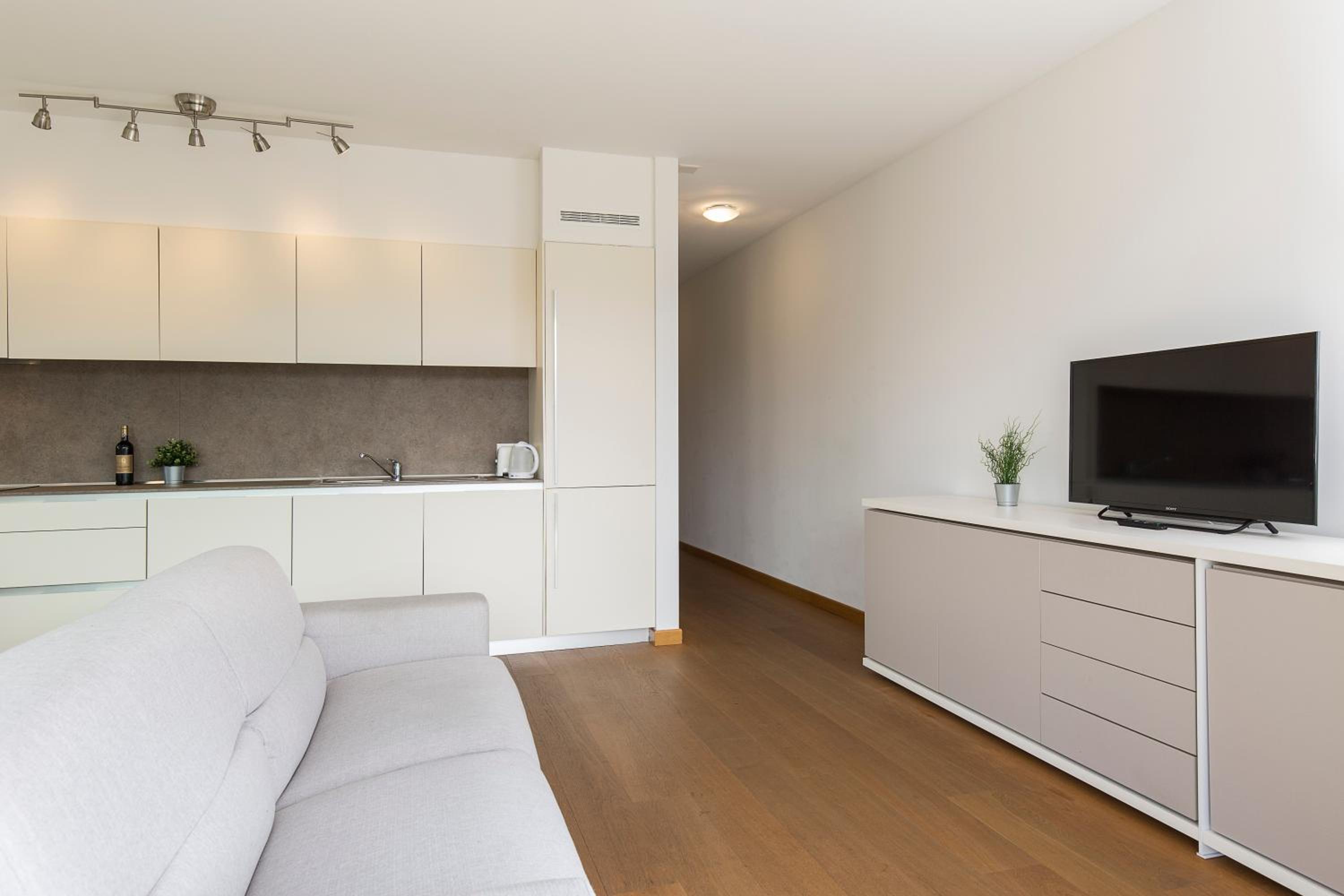 One-Bedroom Apartment photo 1