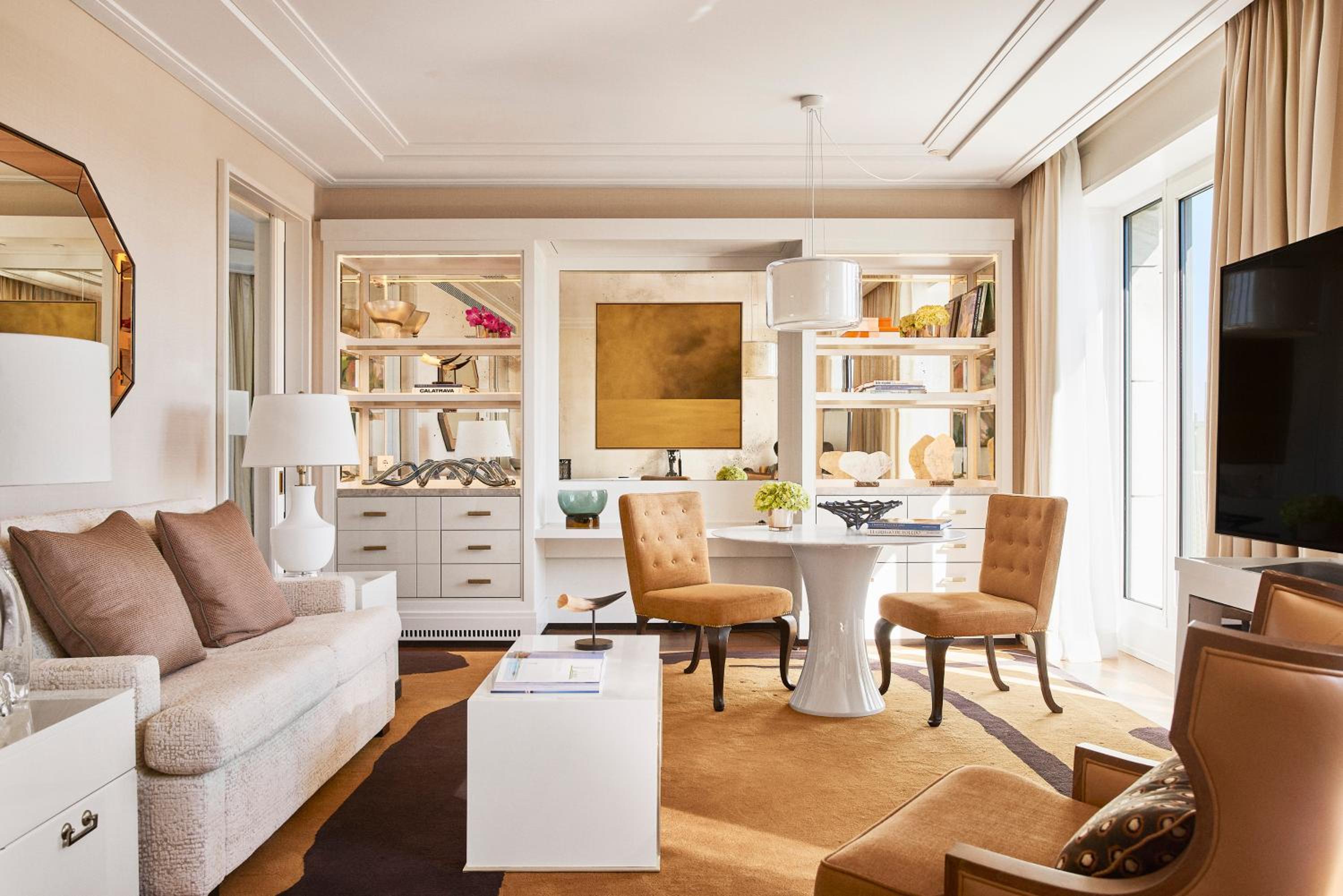 One-Bedroom Penthouse King Suite - Photo 2