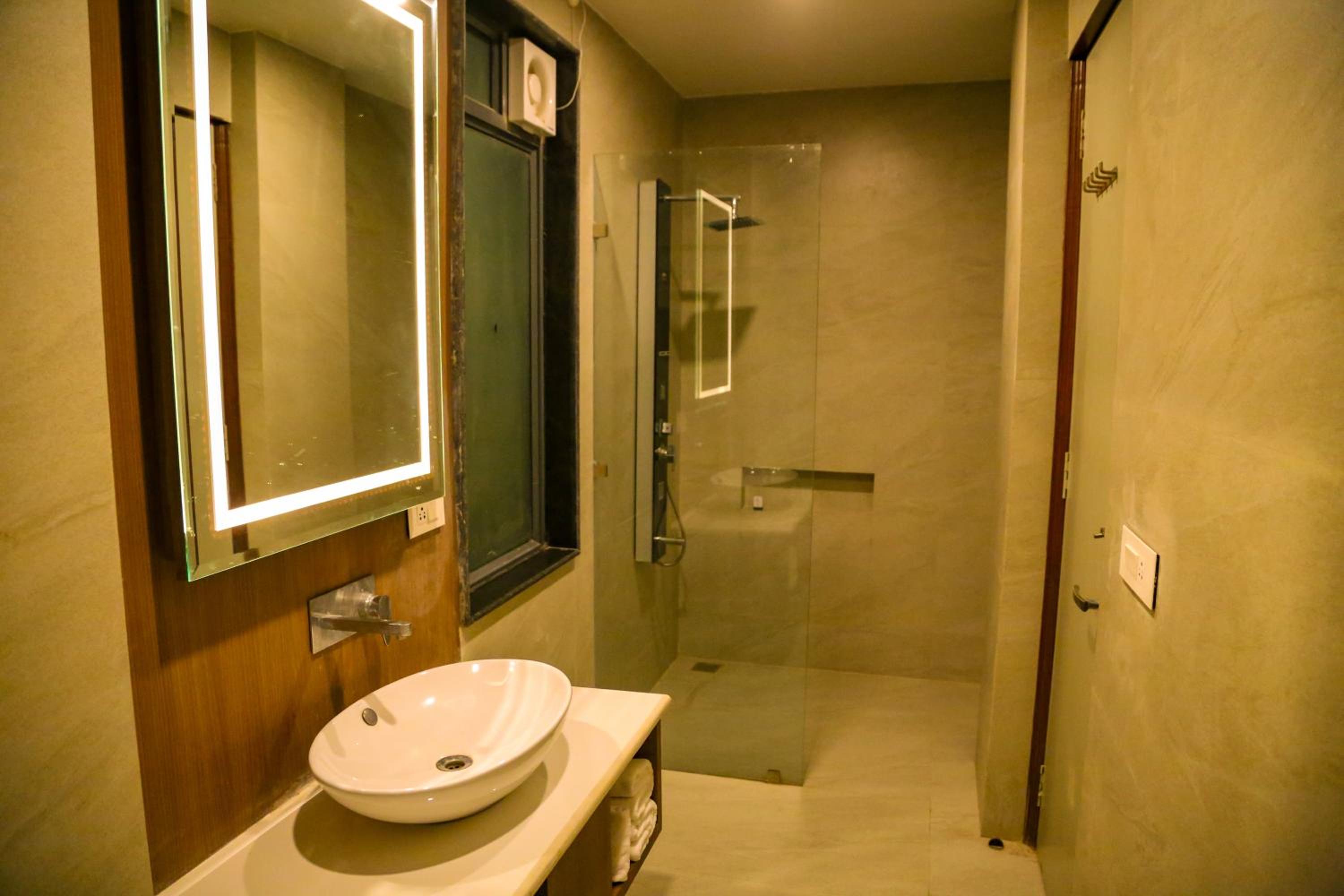 Deluxe Rooms - Photo 10